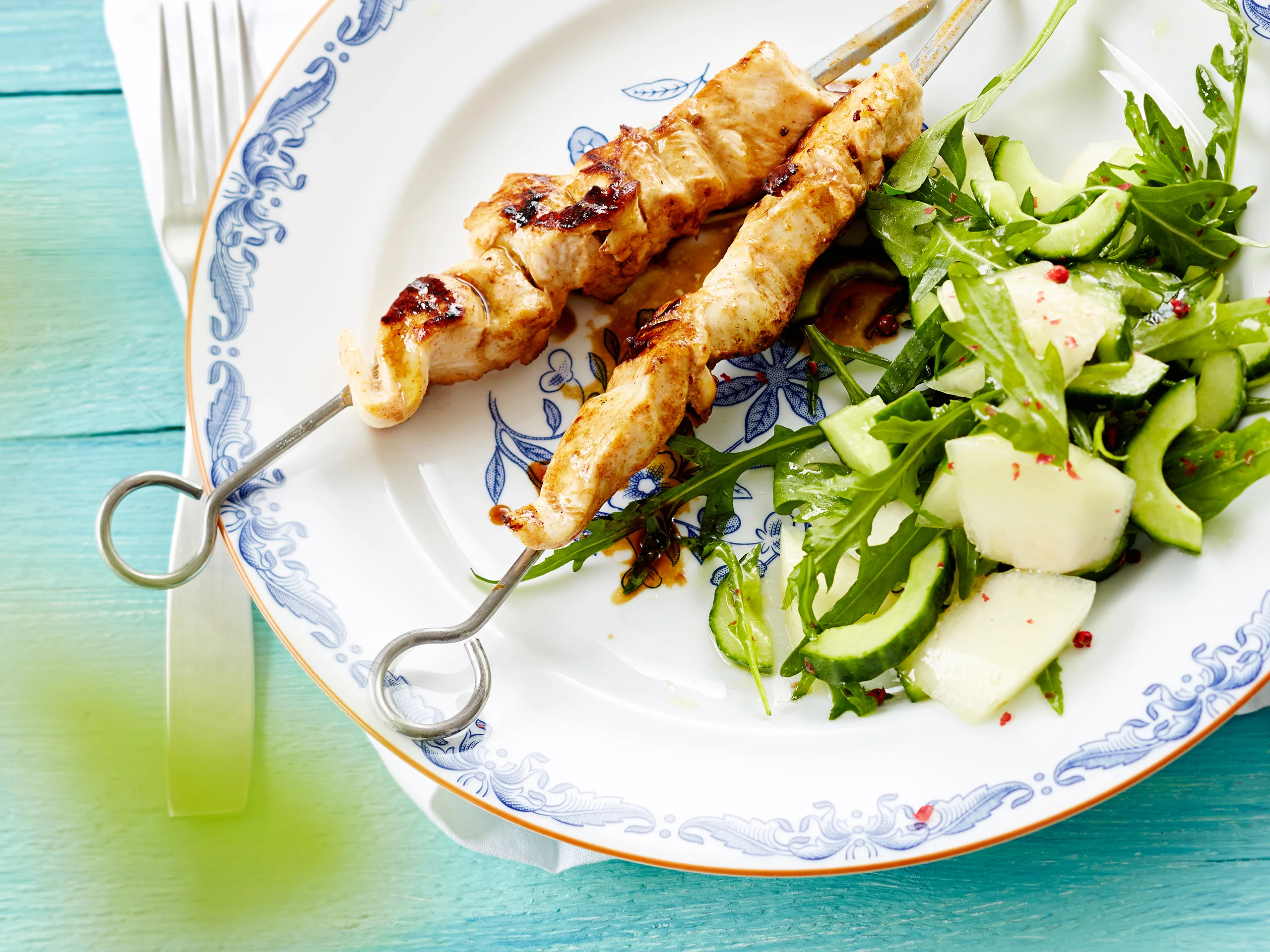 Currybroilerivartaat ja kurkku-melonisalaatti