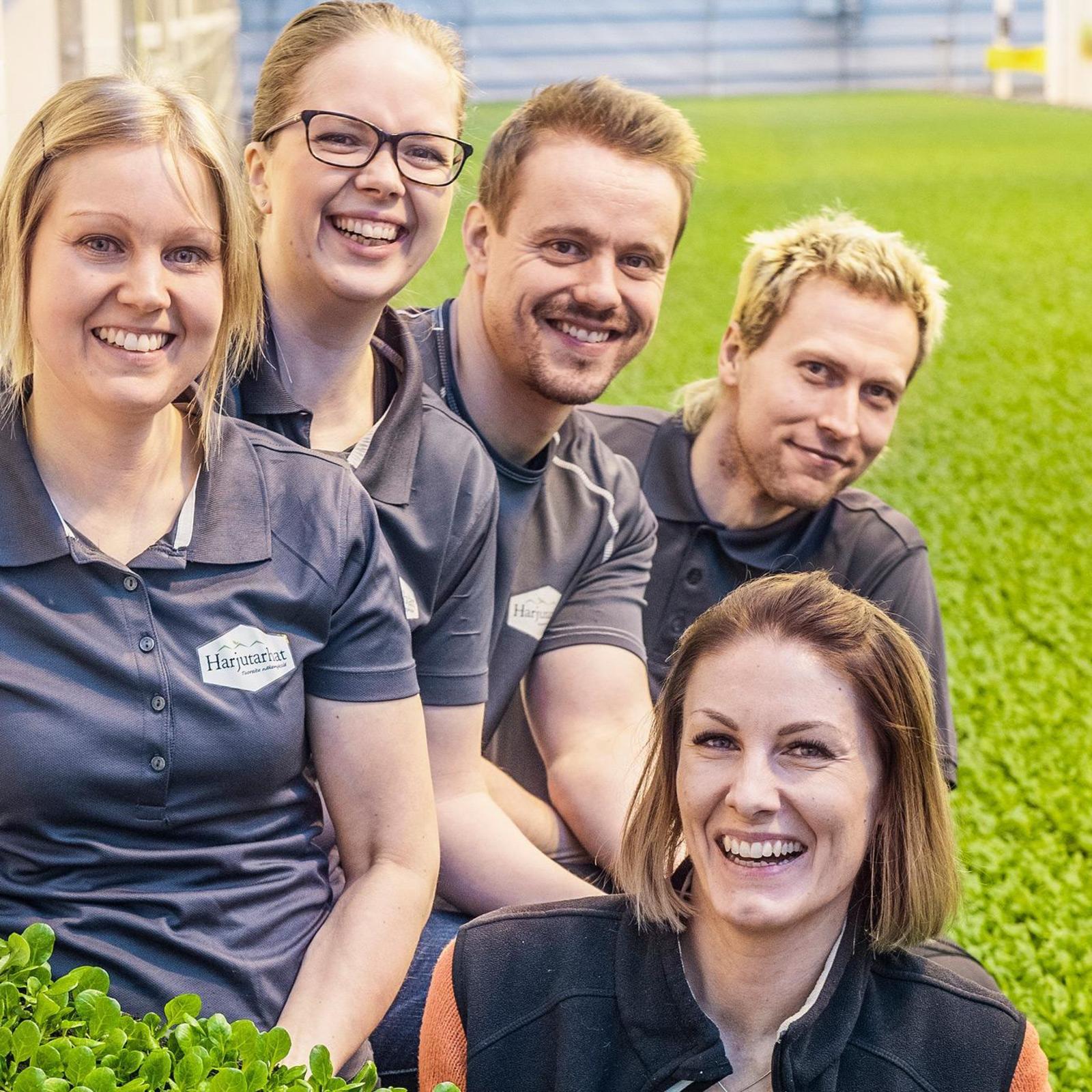 Vuonankaalin puutarhurit sanovat, että yhteishenki on hyvässä seurassa syntynyt aivan itsestään. Kuvassa vasemmalta Harjutarhojen Annika Luhtala, Jenni Haapasalo, Petri Haapasalo ja Mikko Luhtala, sekä edessä Piltin Puutarhan Hanna Helenius.