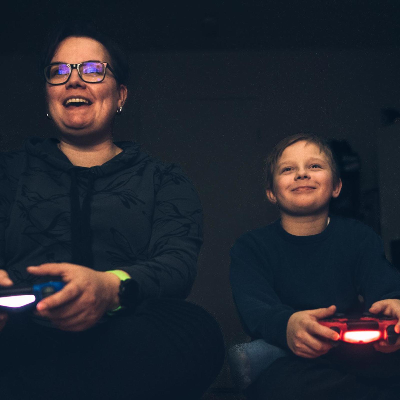 Susanna testaa pelit itse ja kertoo, että pelaaminen on hyvin hauskaa ja koukuttavaa.