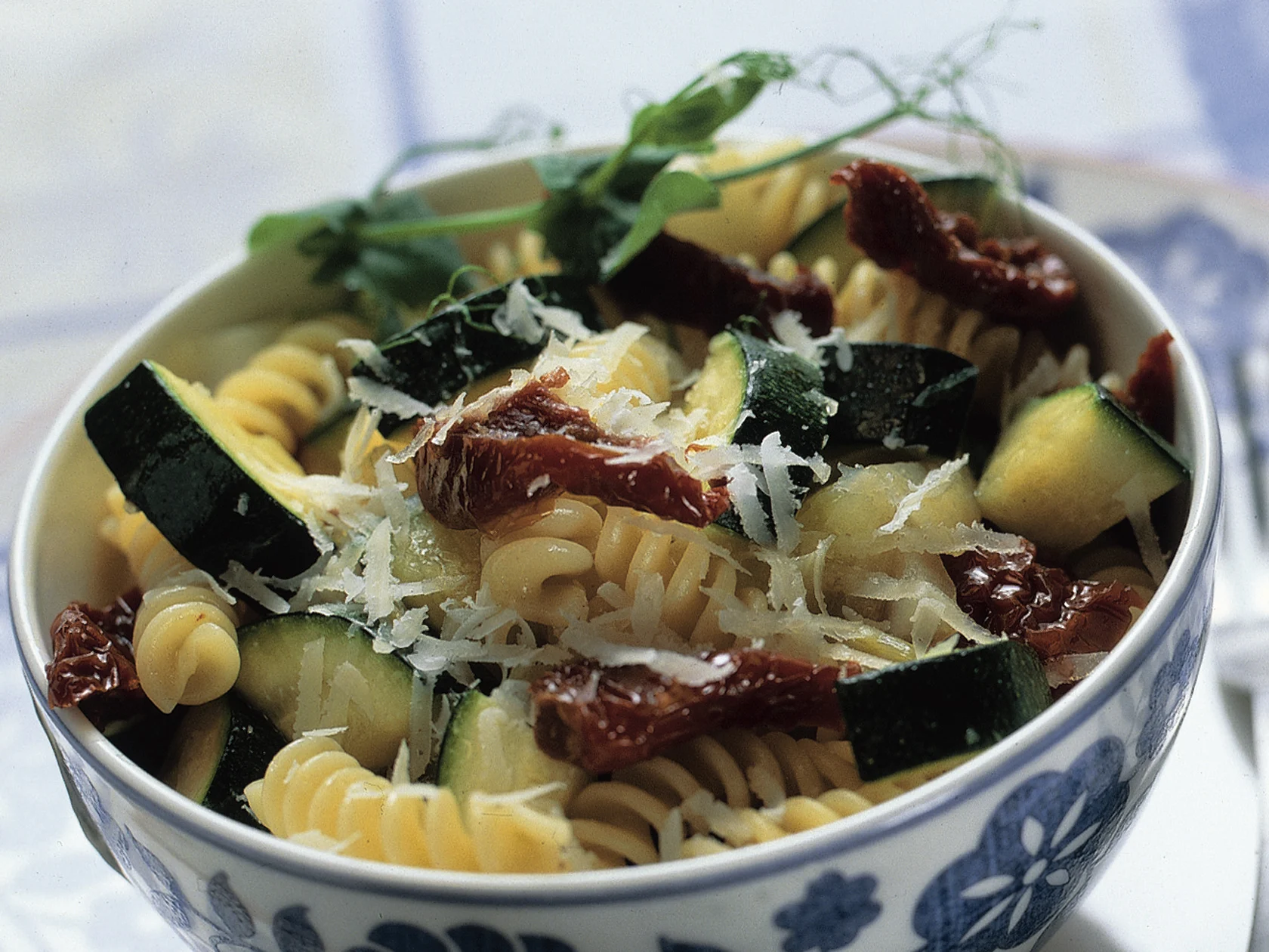 Kesäkurpitsa-tomaattipasta