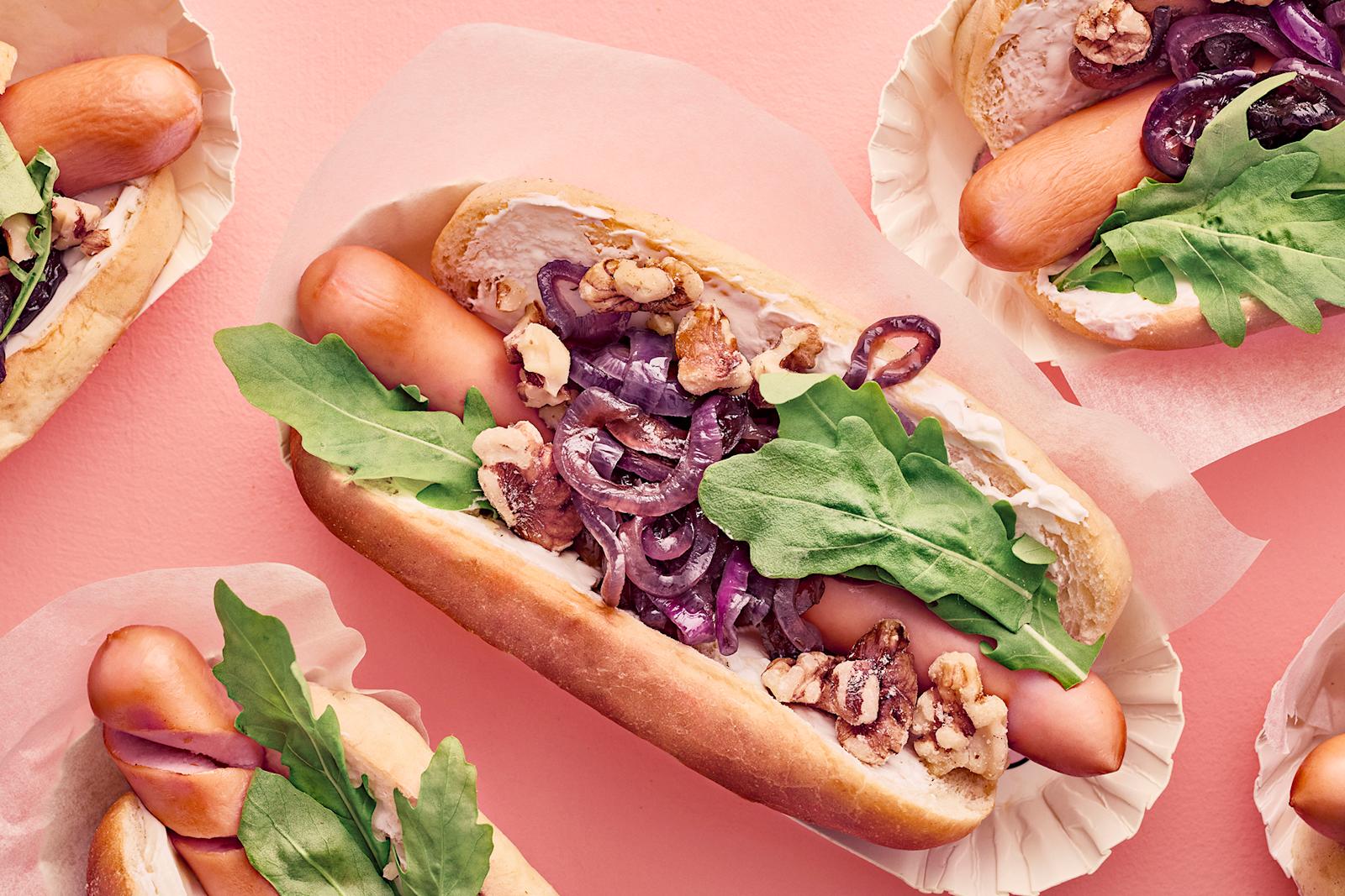 Karamellisoitu sipuli & tuorejuusto -hot dogit