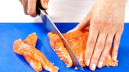 Leikkaa nahaton lohifilee suikaleiksi.