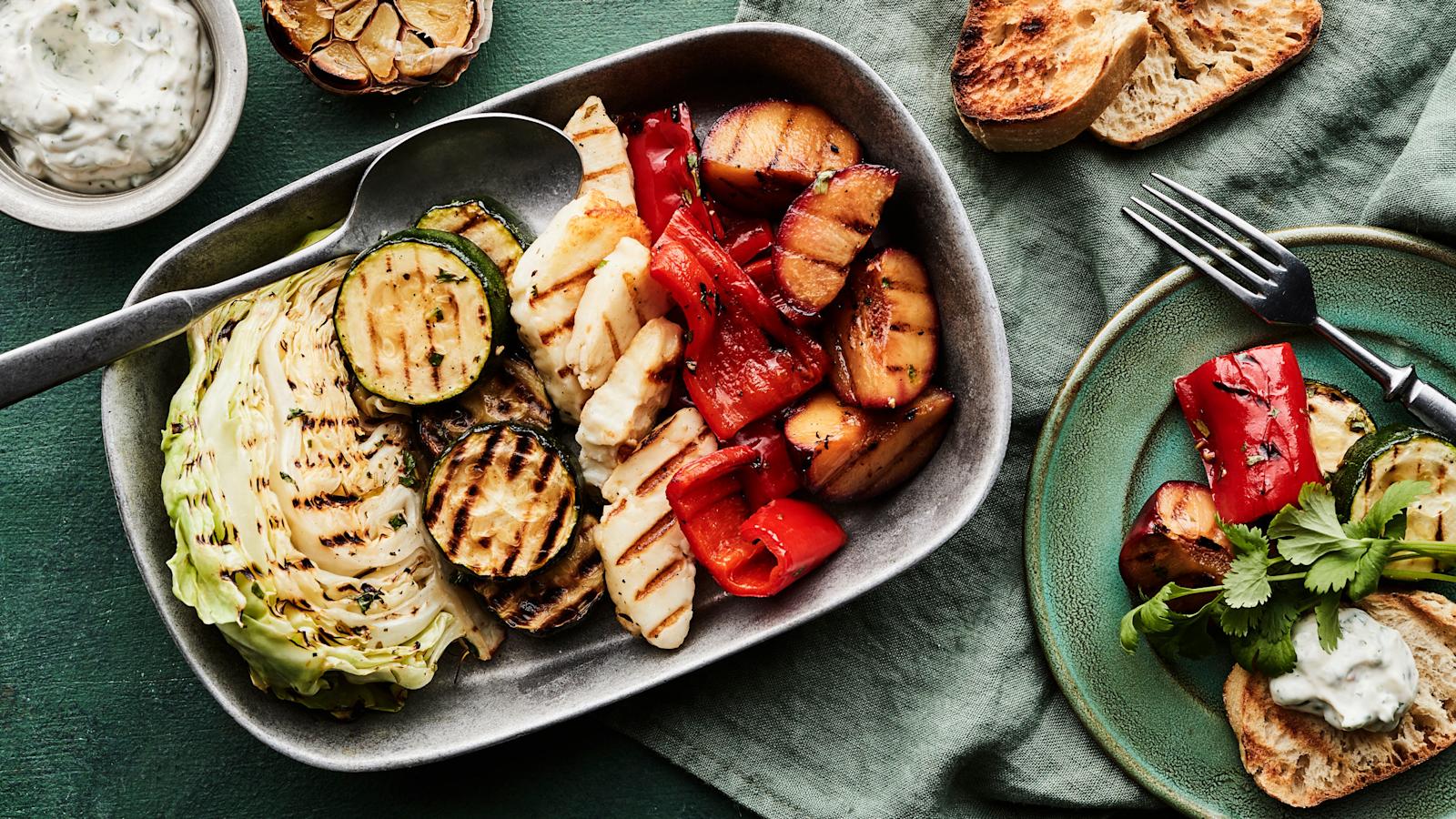 Grillattu salaatti ja paahdettu valkosipulidippi