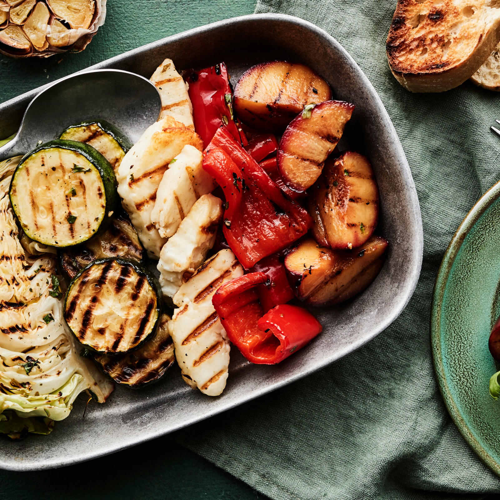 Grillattu salaatti ja paahdettu valkosipulidippi