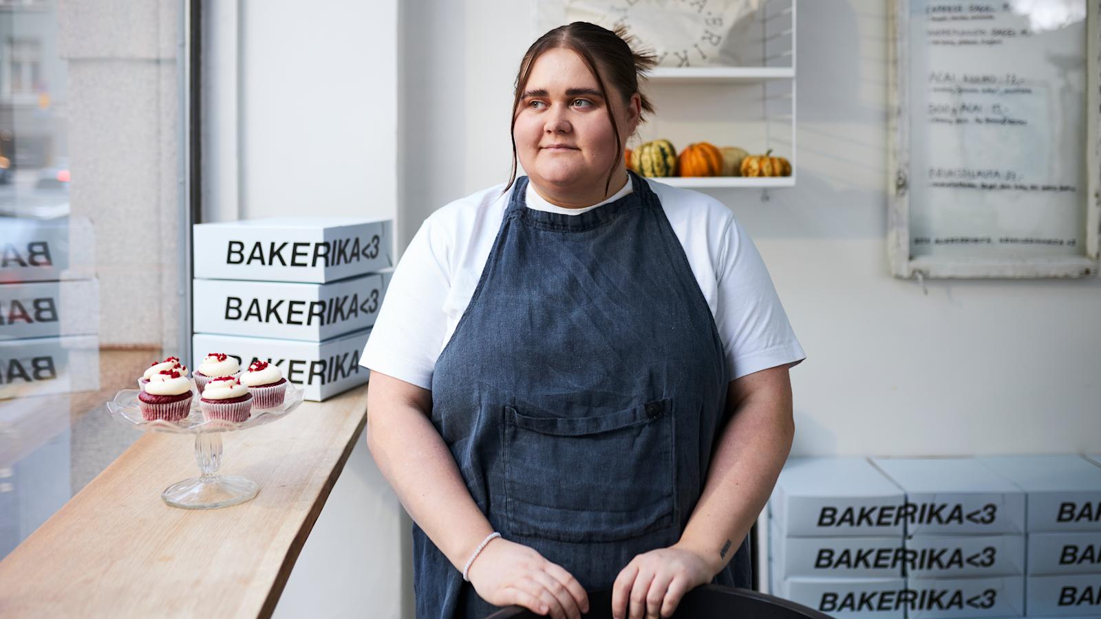 Erika Poussa työpaikallaan Bakerika´s leipomossa.