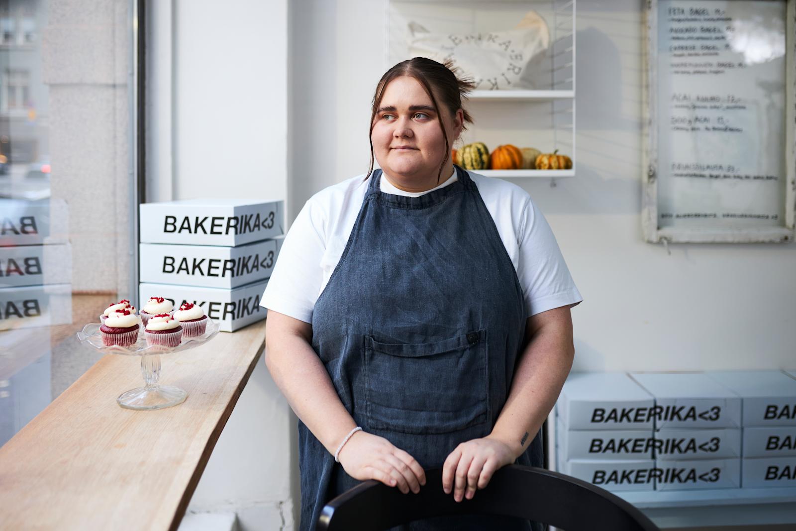 Erika Poussa työpaikallaan Bakerika´s leipomossa.