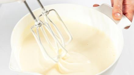 Vatkaa munat ja sokeri kuohkeaksi vaahdoksi. Vaahto on valmista, kun siitä tehty kuvio pysyy hetken pinnalla.