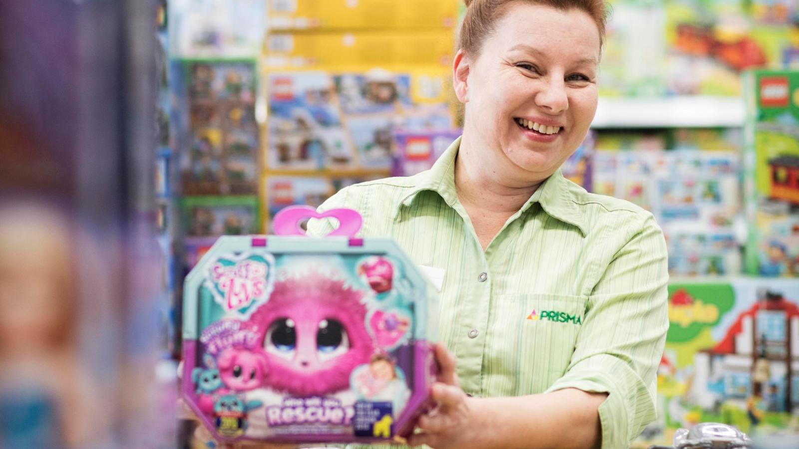 Hanna Matikainen myy Jumbon Prismassa leluja.