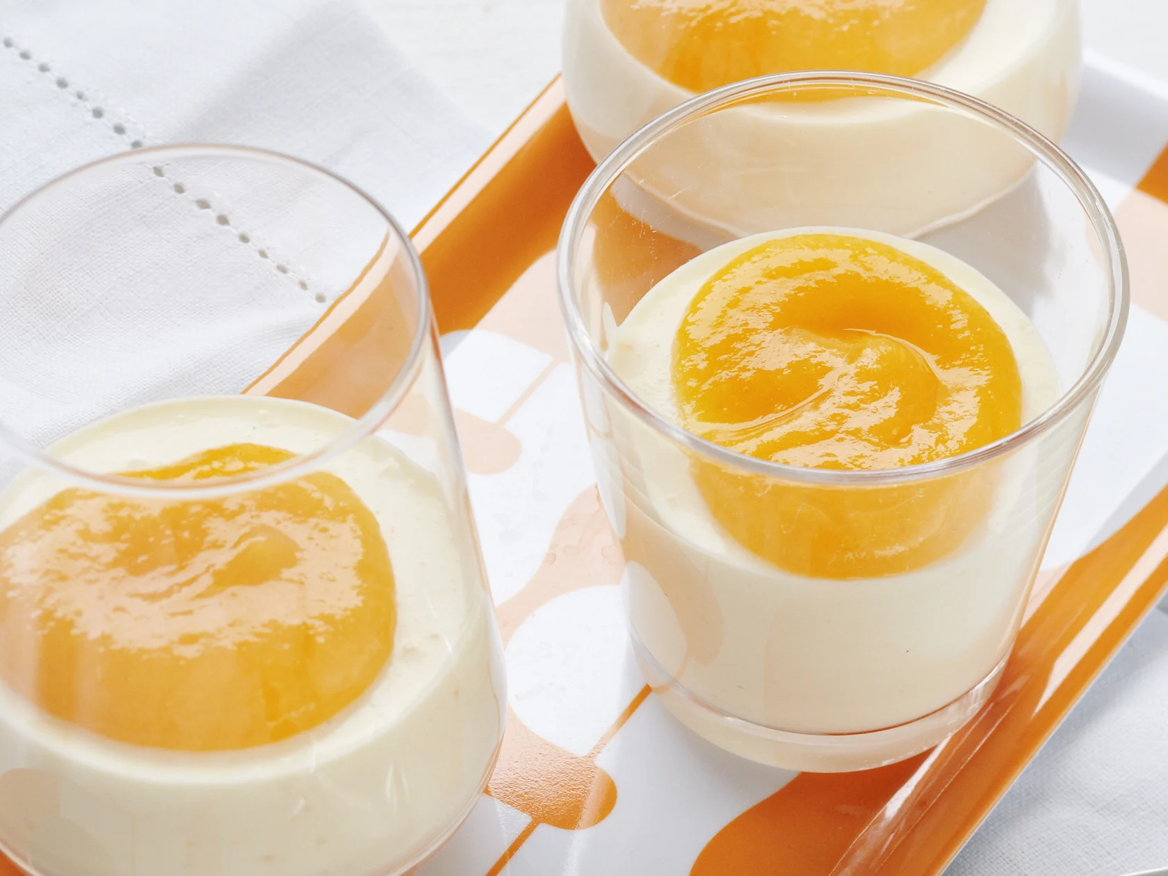 Aprikoosi-rahkapannacotta