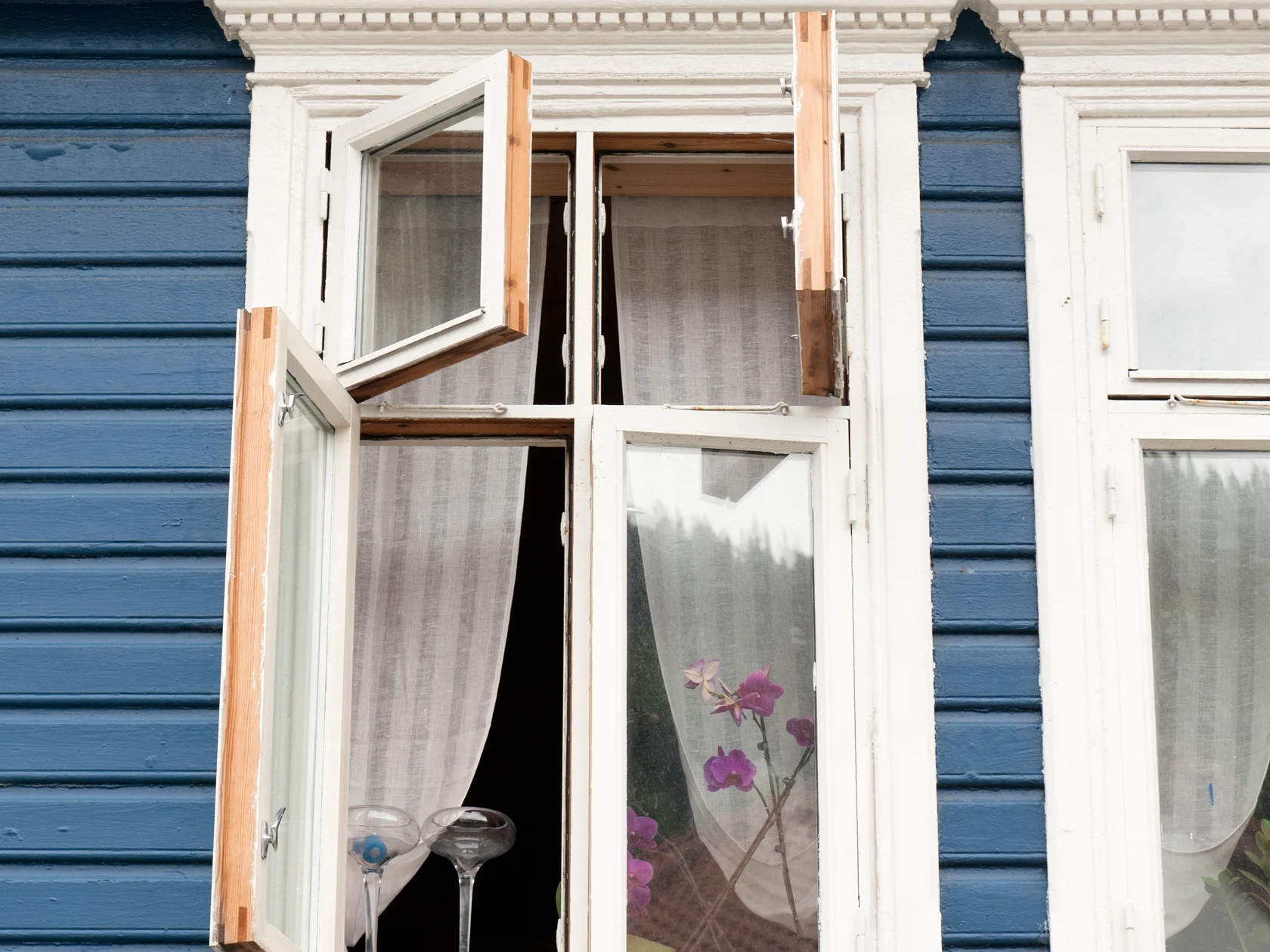 Ikkunoiden maalaus ja tiivistäminen