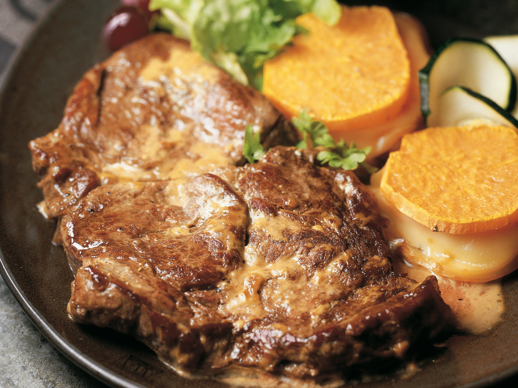 Bataatti-savujuustotornit