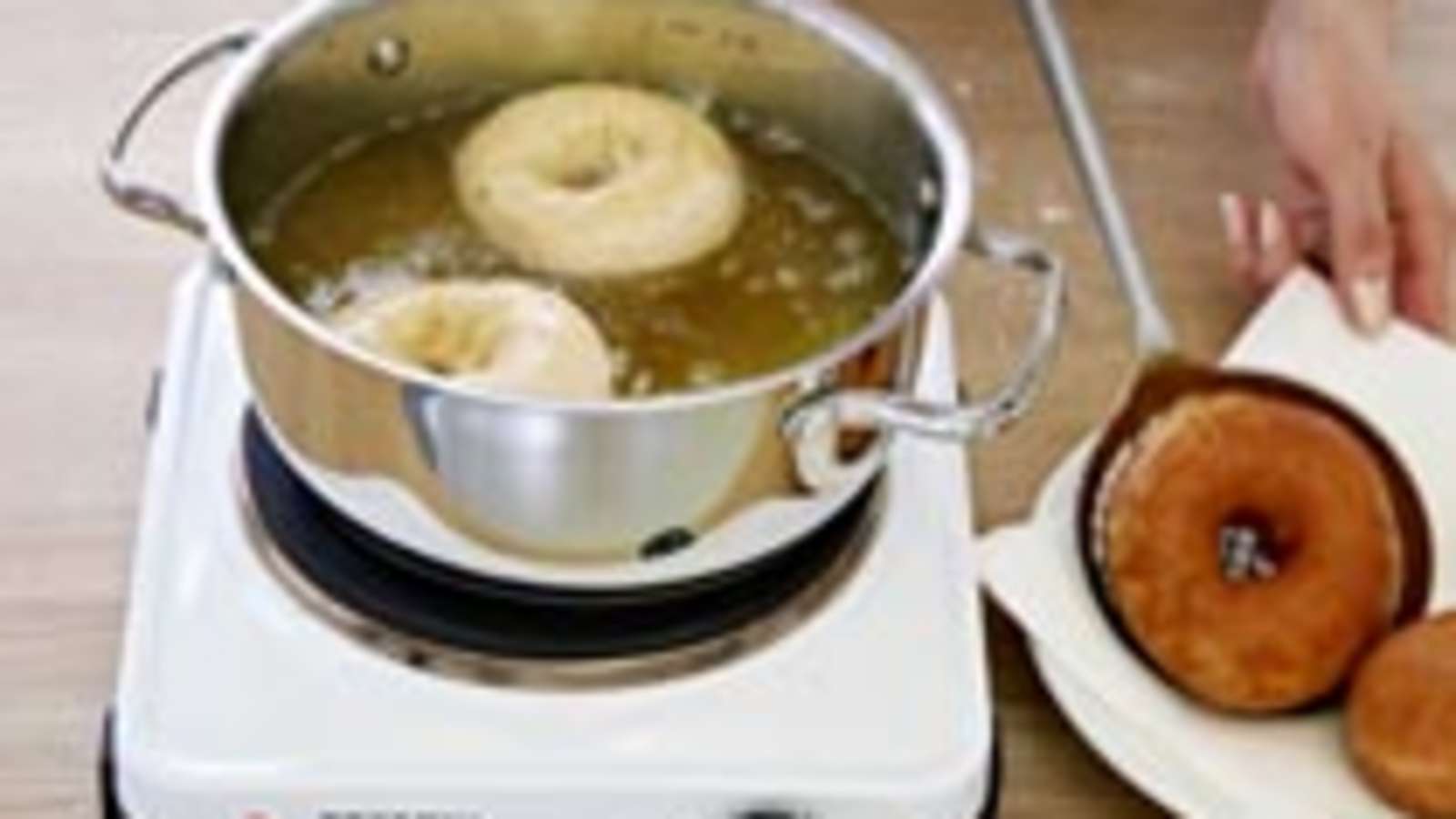 Kuumenna öljy padassa 170–180 -asteiseksi. Öljy on sopivan kuumaa, kun öljyyn tiputettu vaalea leipäpala ruskistuu noin minuutissa. Laske kuumaan öljyyn varovasti muutama rinkilä kerrallaan. Paista 1–2 minuuttia/puoli. Nosta munkit talouspaperilla vuor...
