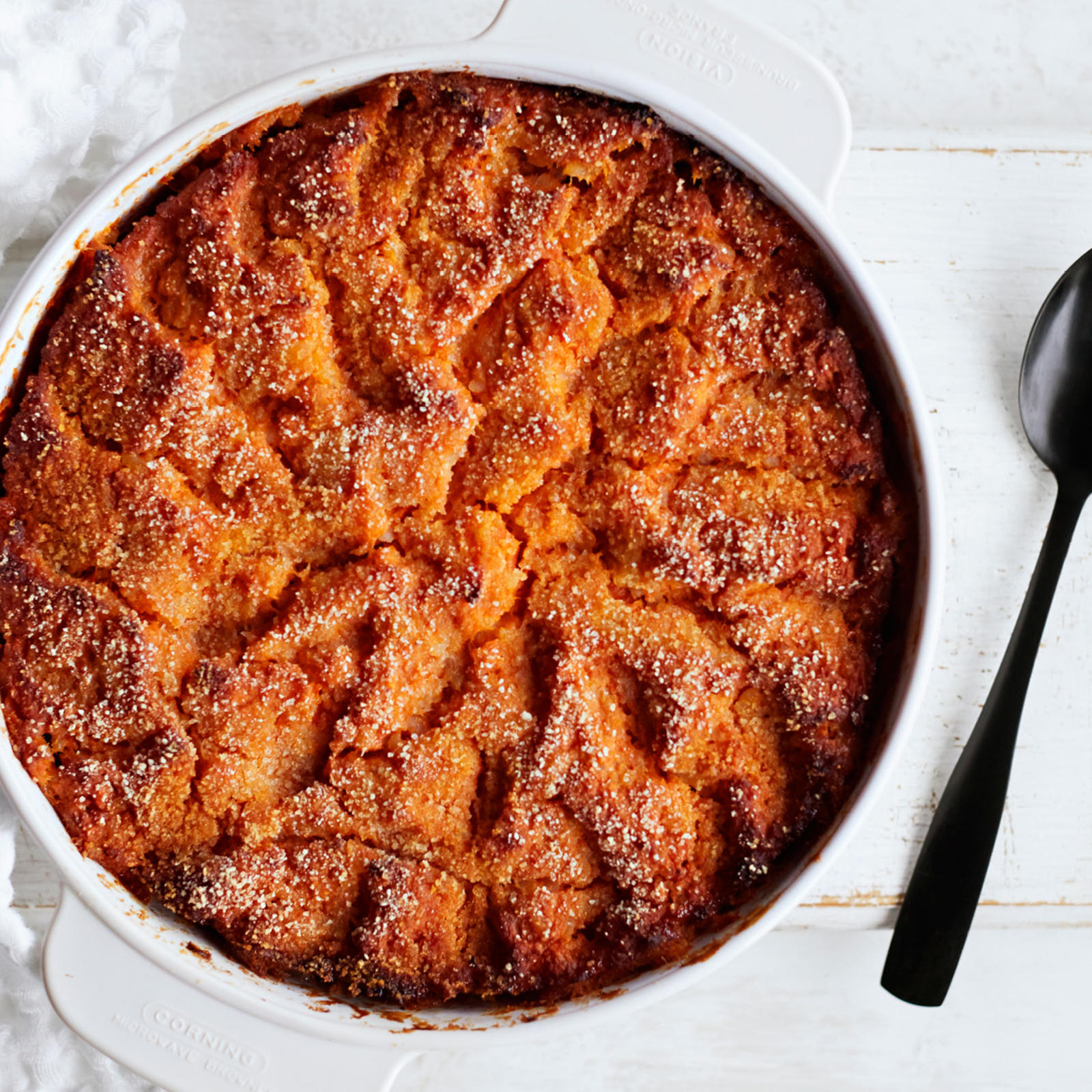 Perinteinen porkkanalaatikko uunivuoassa