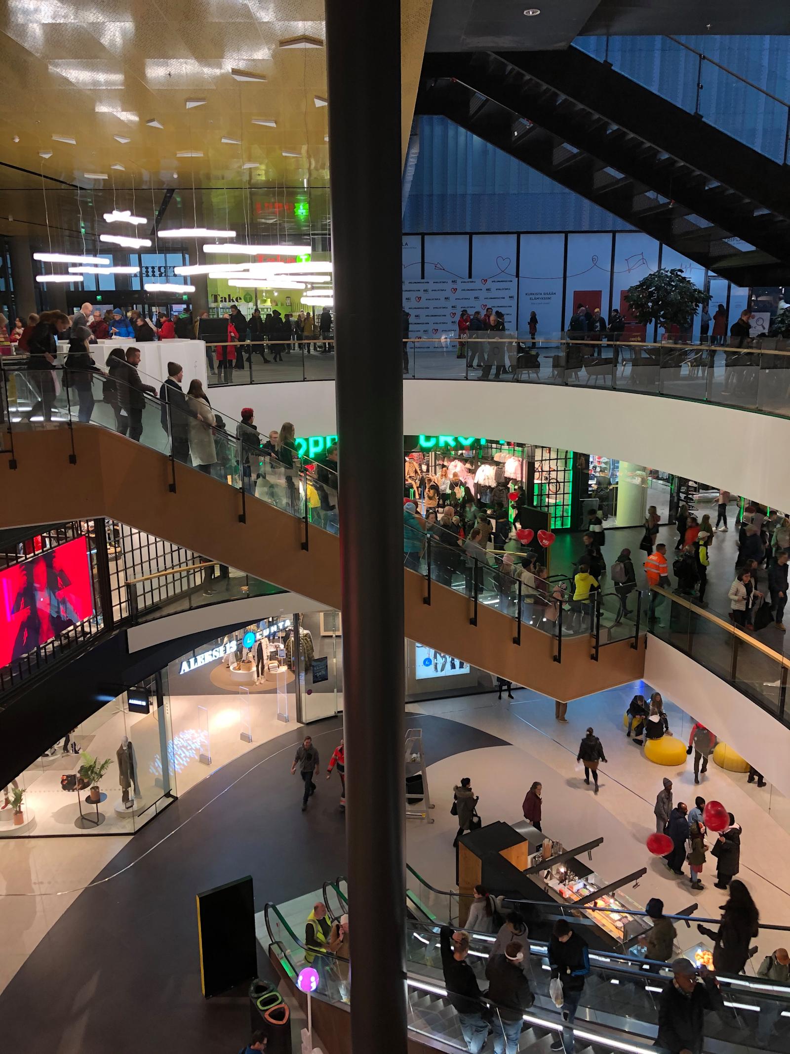 Mall of Triplan korkeus tulee esille avoimilla aukioilla.