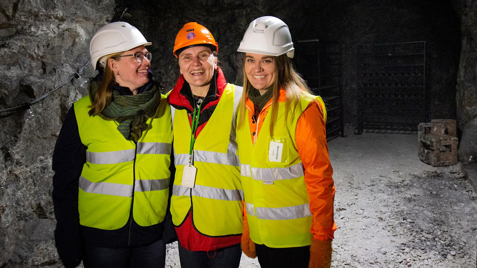 Hanna Savelainen (vas.), Riitta Laine ja Terhi Korpijaakko esittelevät Tytyrin kaivosta tv-katsojille Tankkaustarinat-sarjassa.