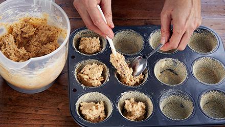 Voitele ja korppujauhota muffinivuoat. Annostele taikina vuokiin. Paista 200-asteisen uunin alatasolla noin 25 minuuttia.