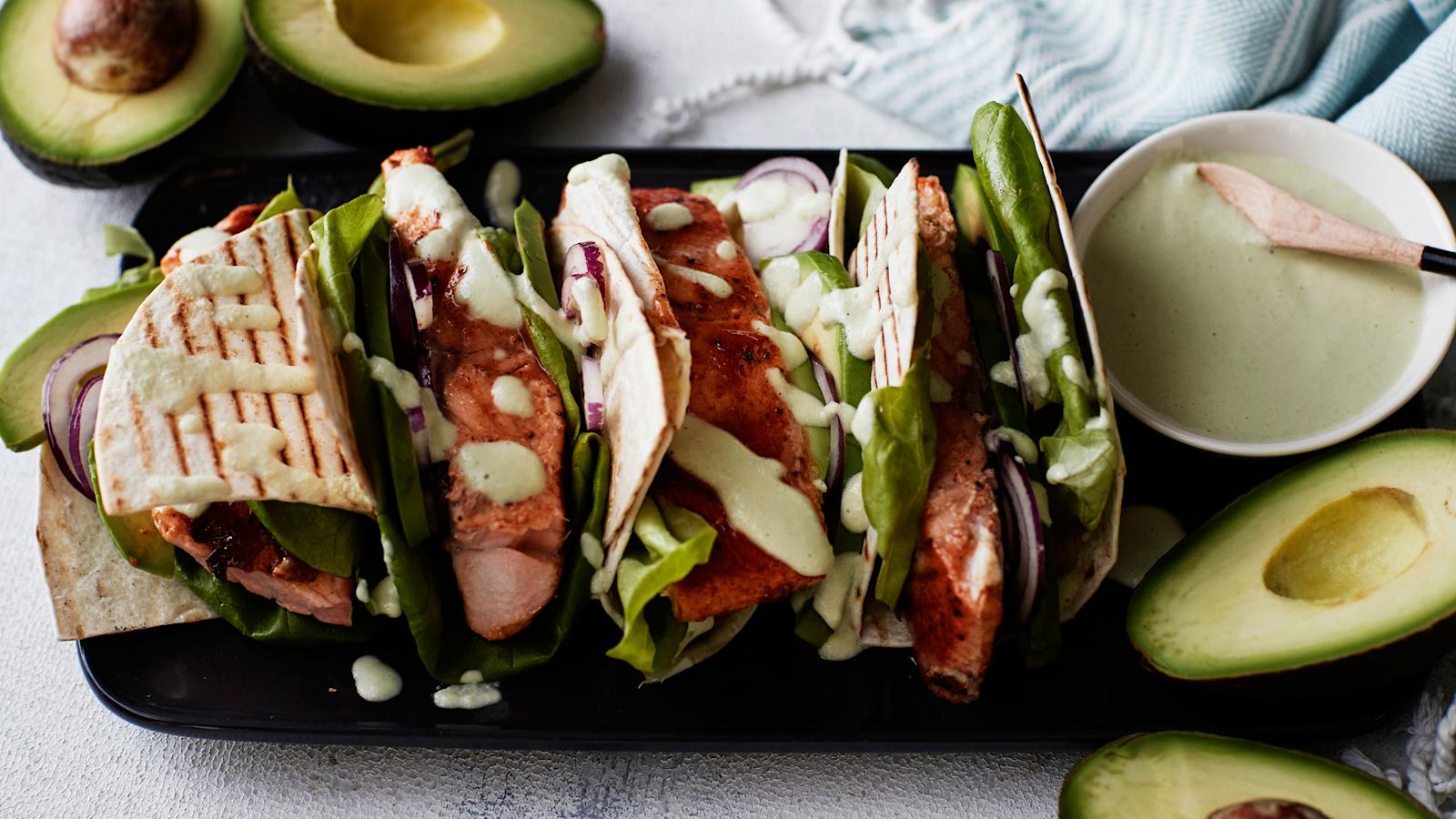 Avokado-lohitacot ja limekastike