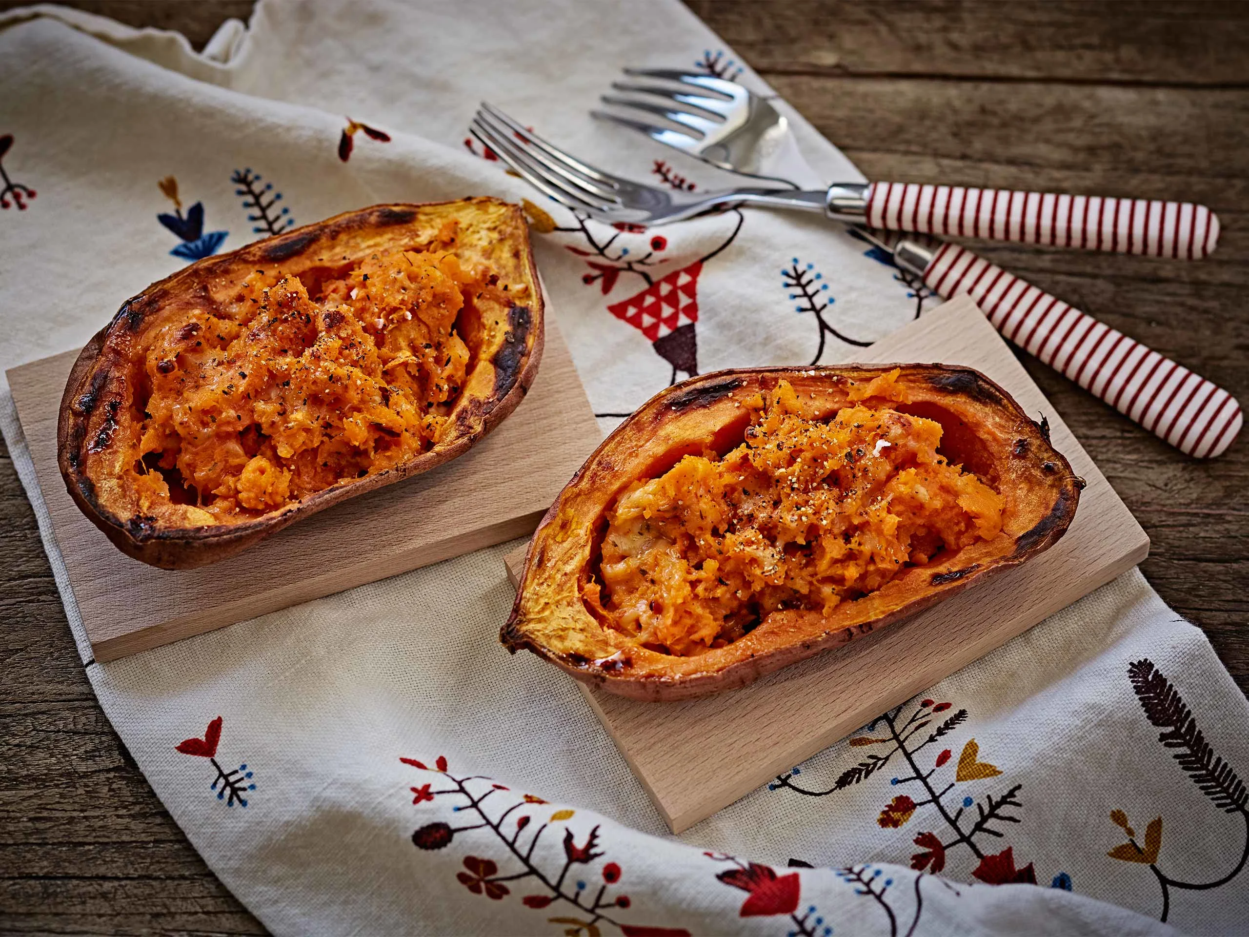 Juustoiset uunibataatit