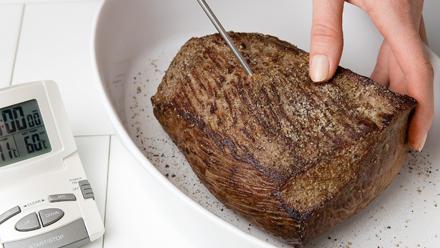 Työnnä lihalämpömittari paistin paksuimpaan kohtaan. Paista 125-asteisen uunin keskitasolla, kunnes lihan sisälämpötila on 60 astetta. Tällöin paisti on sisältä punertavaa ja pinnalta täysin kypsää. Varaa uunikypsennykseen aikaa noin 1–1/2 tuntia kiloa...