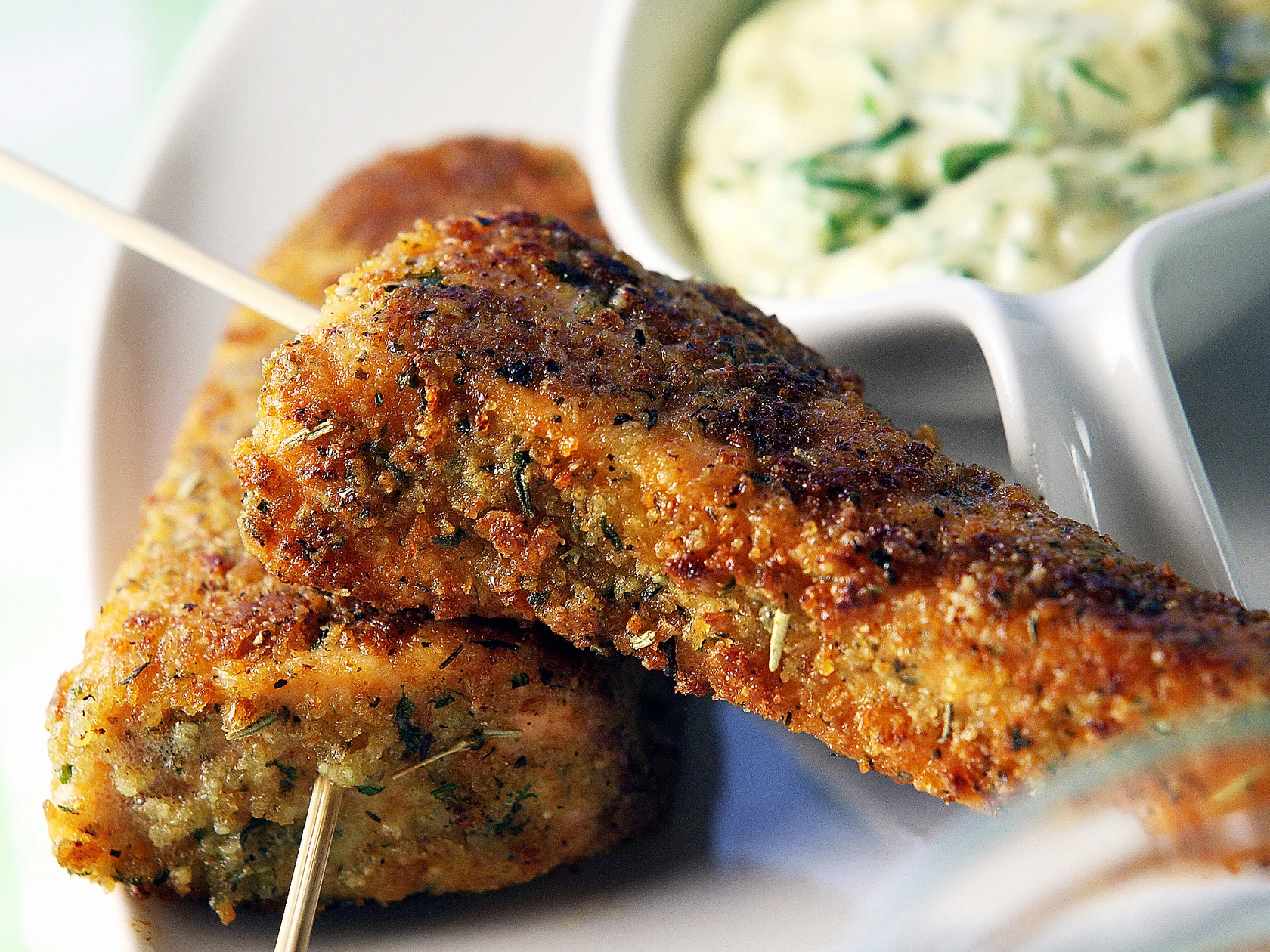 Lohipuikot ja kylmä tartarkastike