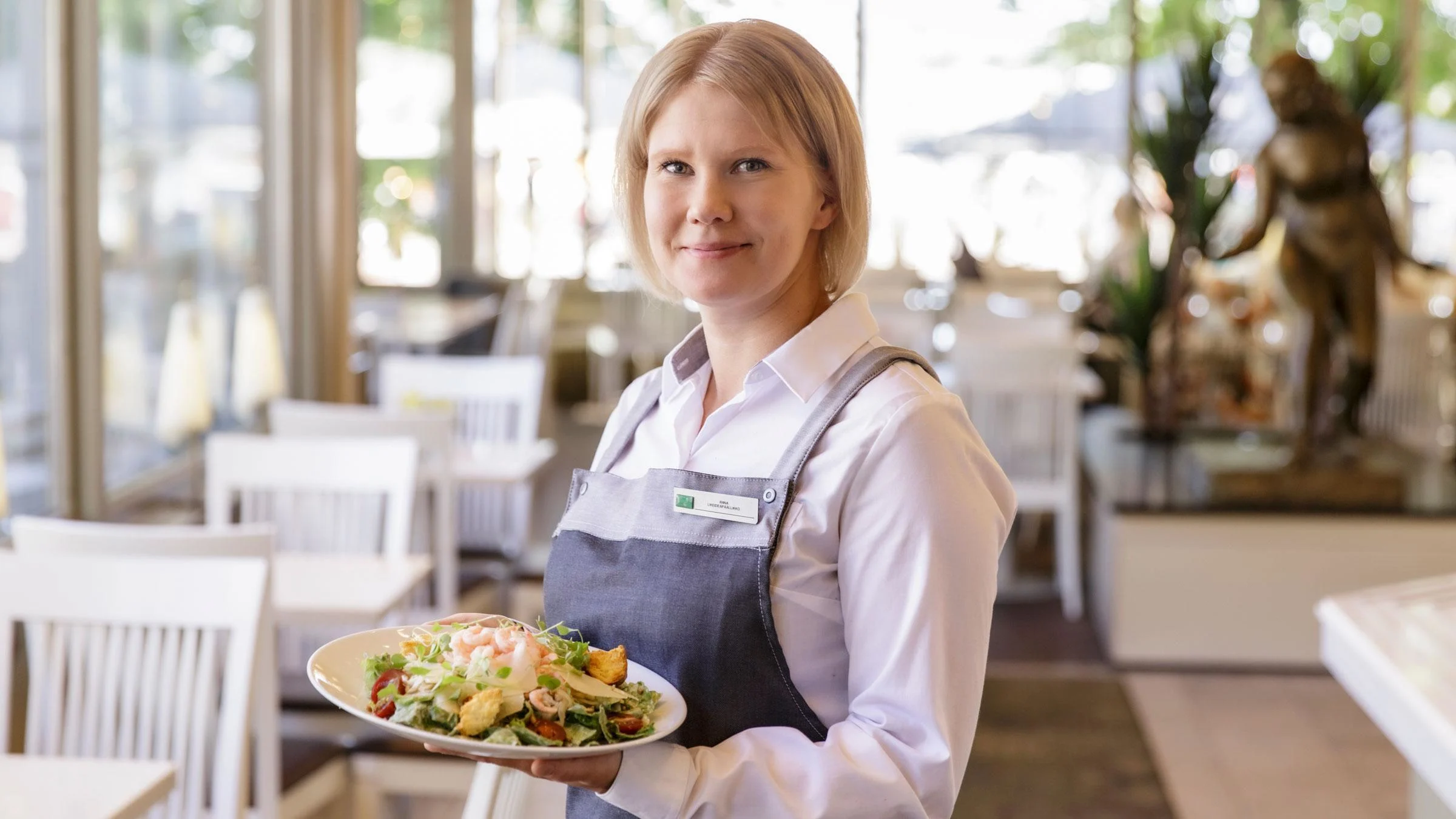 "Kappelissa treffataan yksillä ennen kuin suunnataan eteenpäin tai sitten tullaan syömään kolmen ruokalajin menu ja viihtymään", kertoo Kappelin liikeideapäällikkö Anna Ekholm-Röyti.