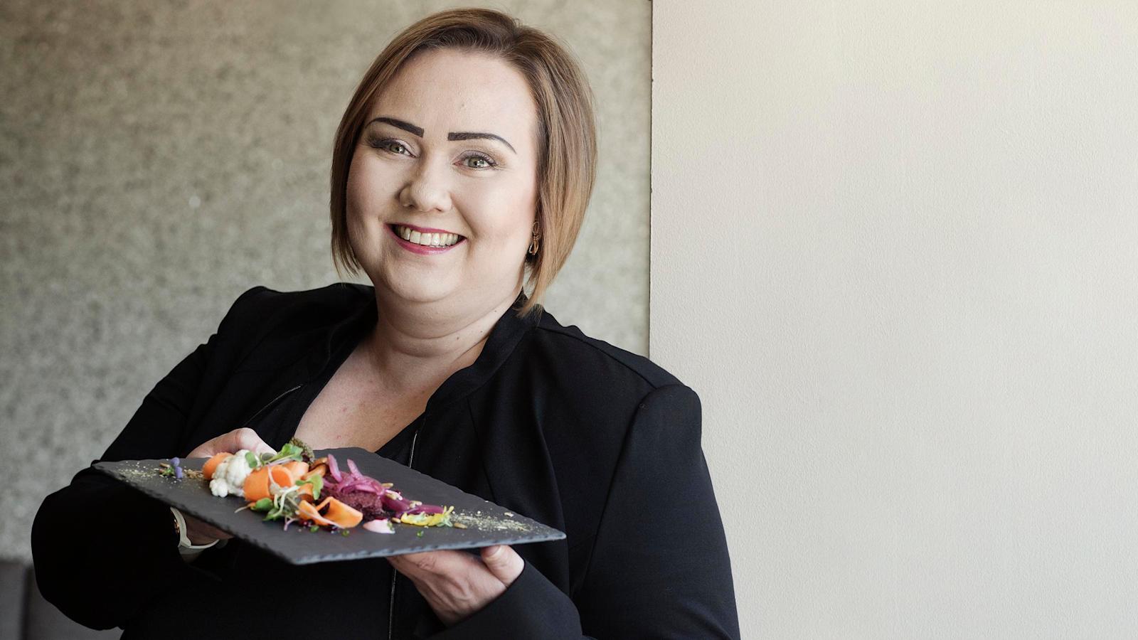 “Tämän päivän kasvisruoka ei ole pelkkiä vihanneksia. Olemme Kaarnassa miettineet vegevaihtoehtojen proteiinilähteitä ja täyttävyyttä”, sanoo ravintola Kaarnan Laura Lindberg.
