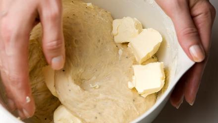 Lisää suurin osa jauhoista ja vaivaa 5 minuuttia. Lisää loput jauhot ja vaivaa vielä muutama minuutti. Lisää taikinaan pehmeä margariini ja alusta se hyvin taikinaan. Lisää tarvittaessa jauhoja.