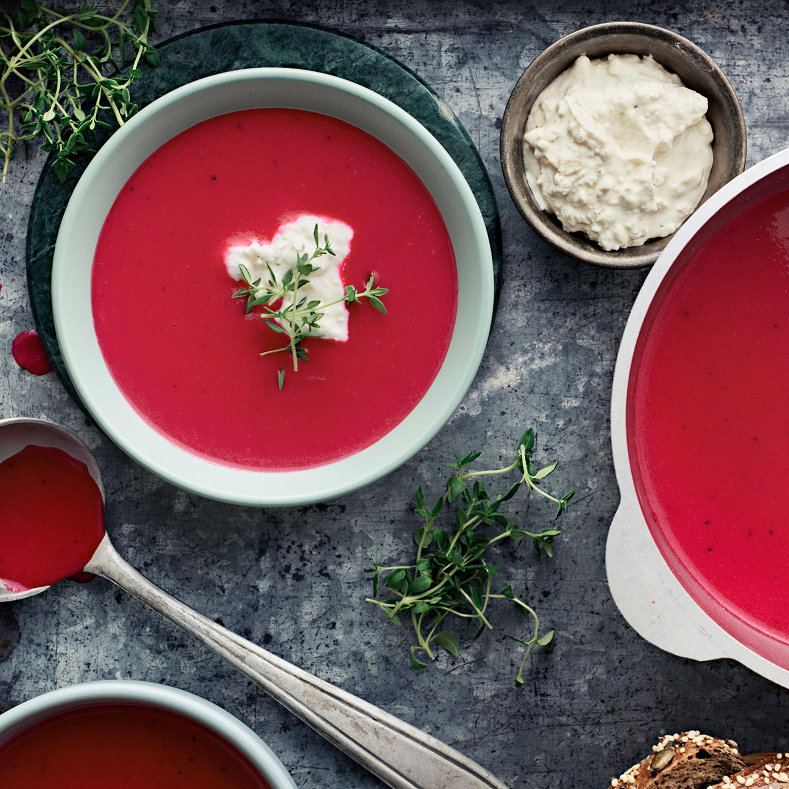 Pehmeä punajuurikeitto ja fetajuustokerma