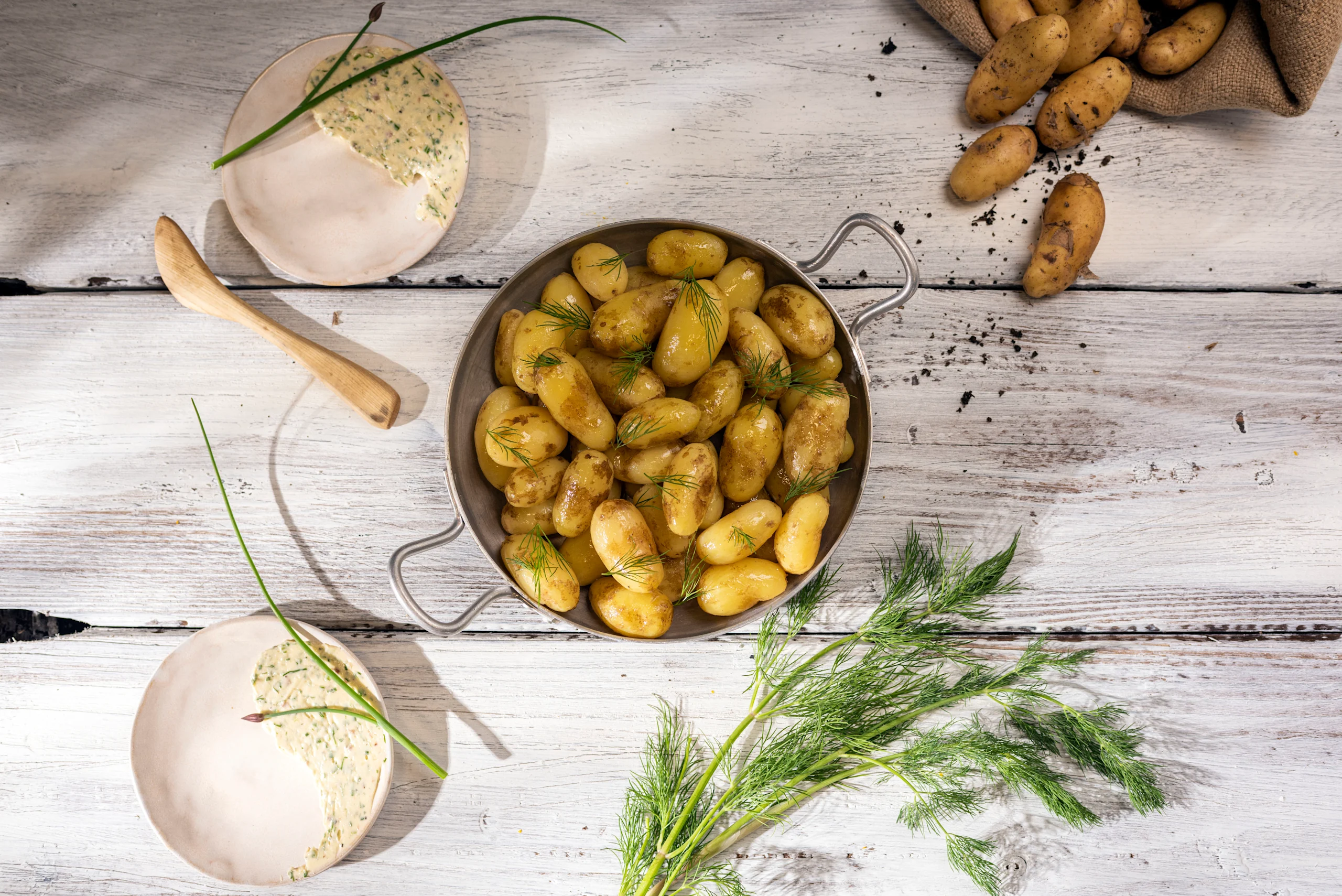 Keitä uudet perunat poreilevan kuumassa vedessä juuri ja juuri kypsiksi, varo ylikeittämästä perunoita!