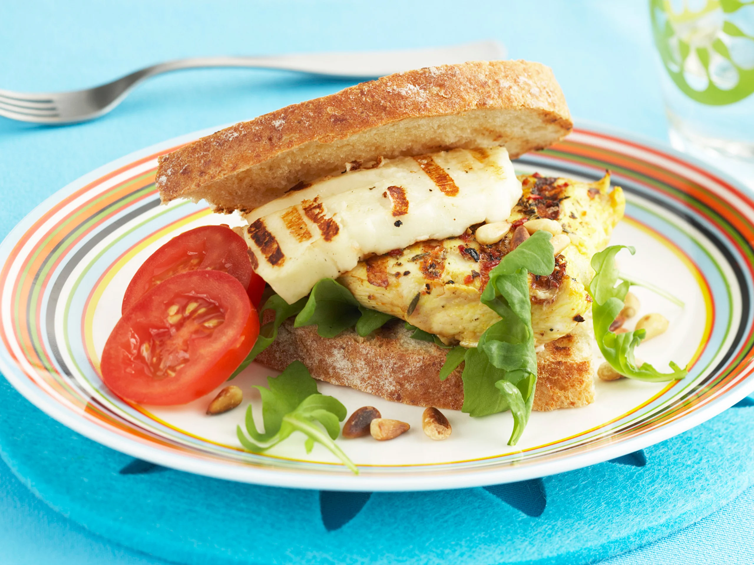 Lämmin broileri-halloumileipä