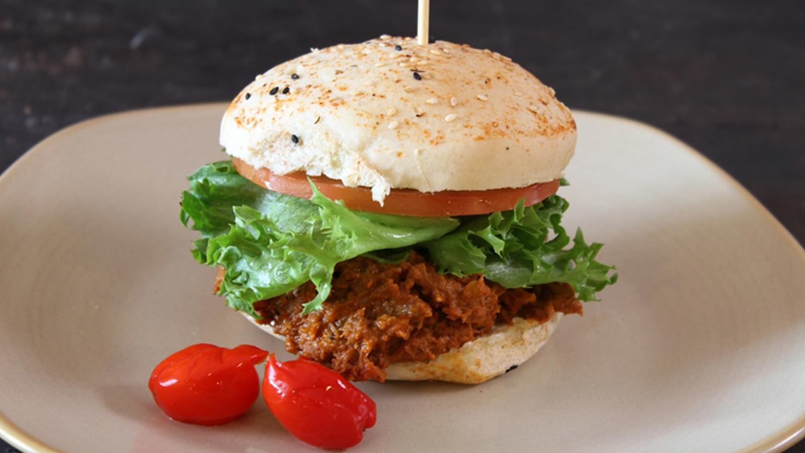 Veggie Sloppy Joe Burgerin vegaaniversion makukoukku on ”nyhtökaurabolognese”.