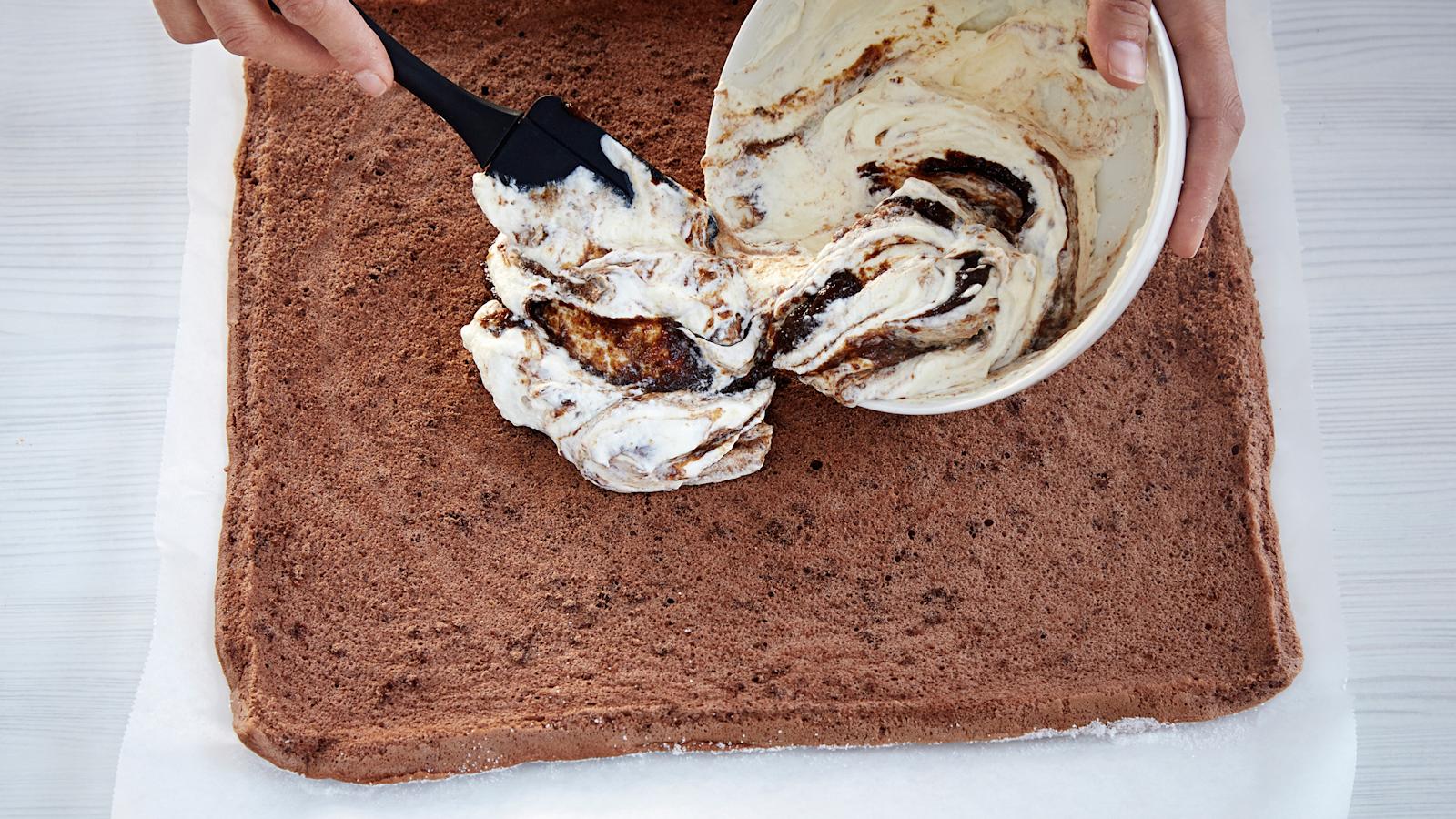 Levitä täyte torttulevylle. Kääri rullalle ja anna vetäytyä viileässä ennen leikkaamista.