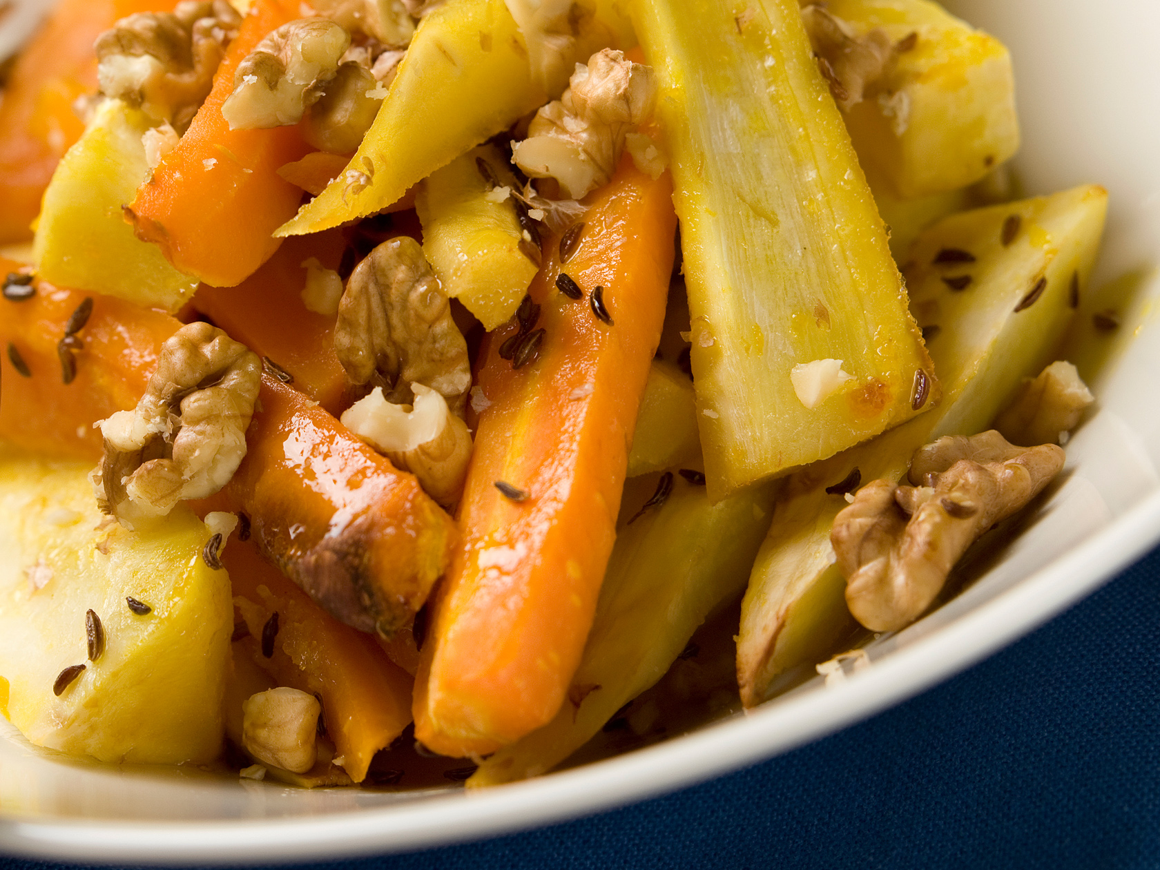 Appelsiinilla maustettu palsternakka-porkkanasalaatti