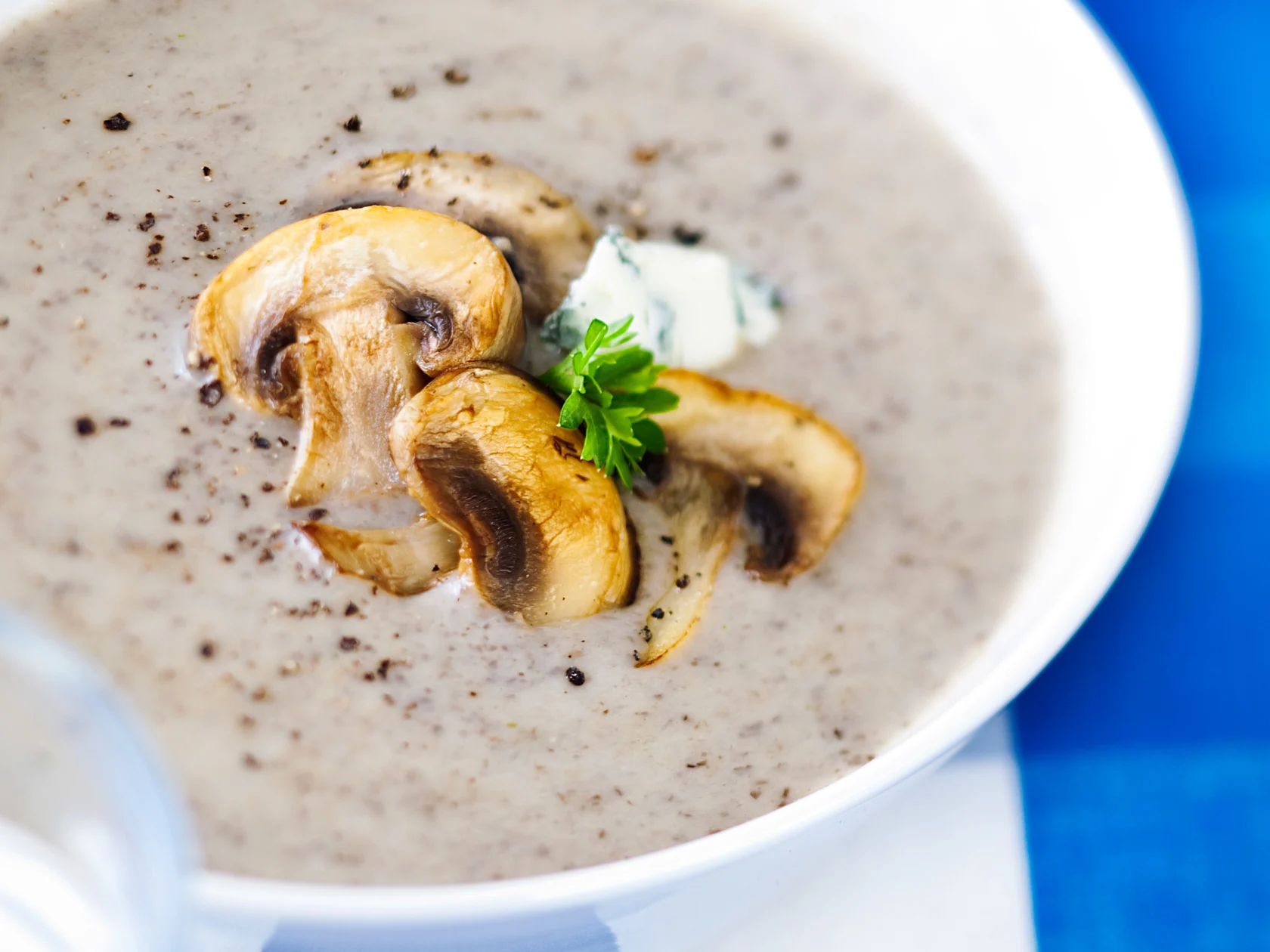 Herkkusieni-sinihomejuustokeitto