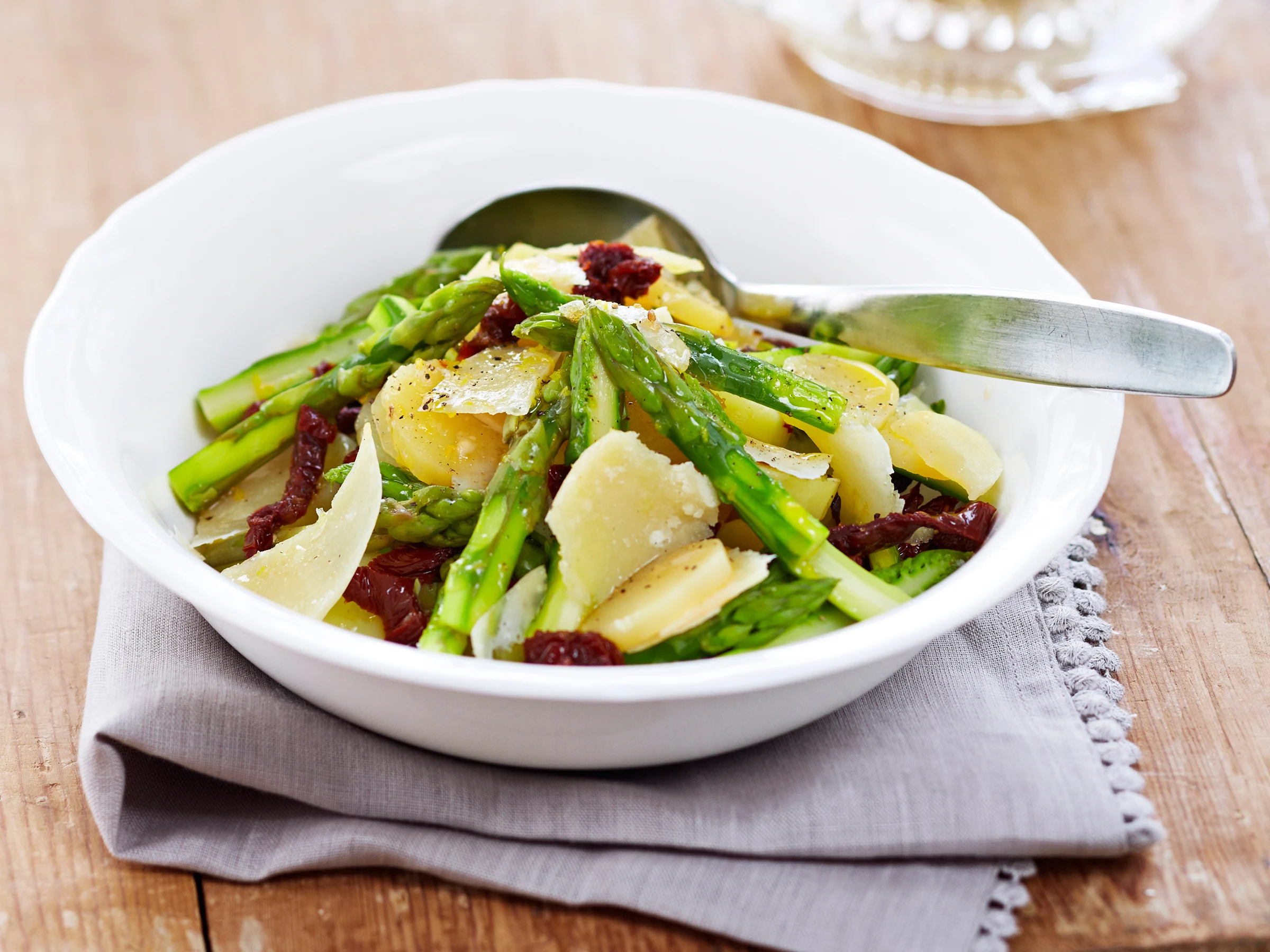 Sitruunainen peruna-parsasalaatti