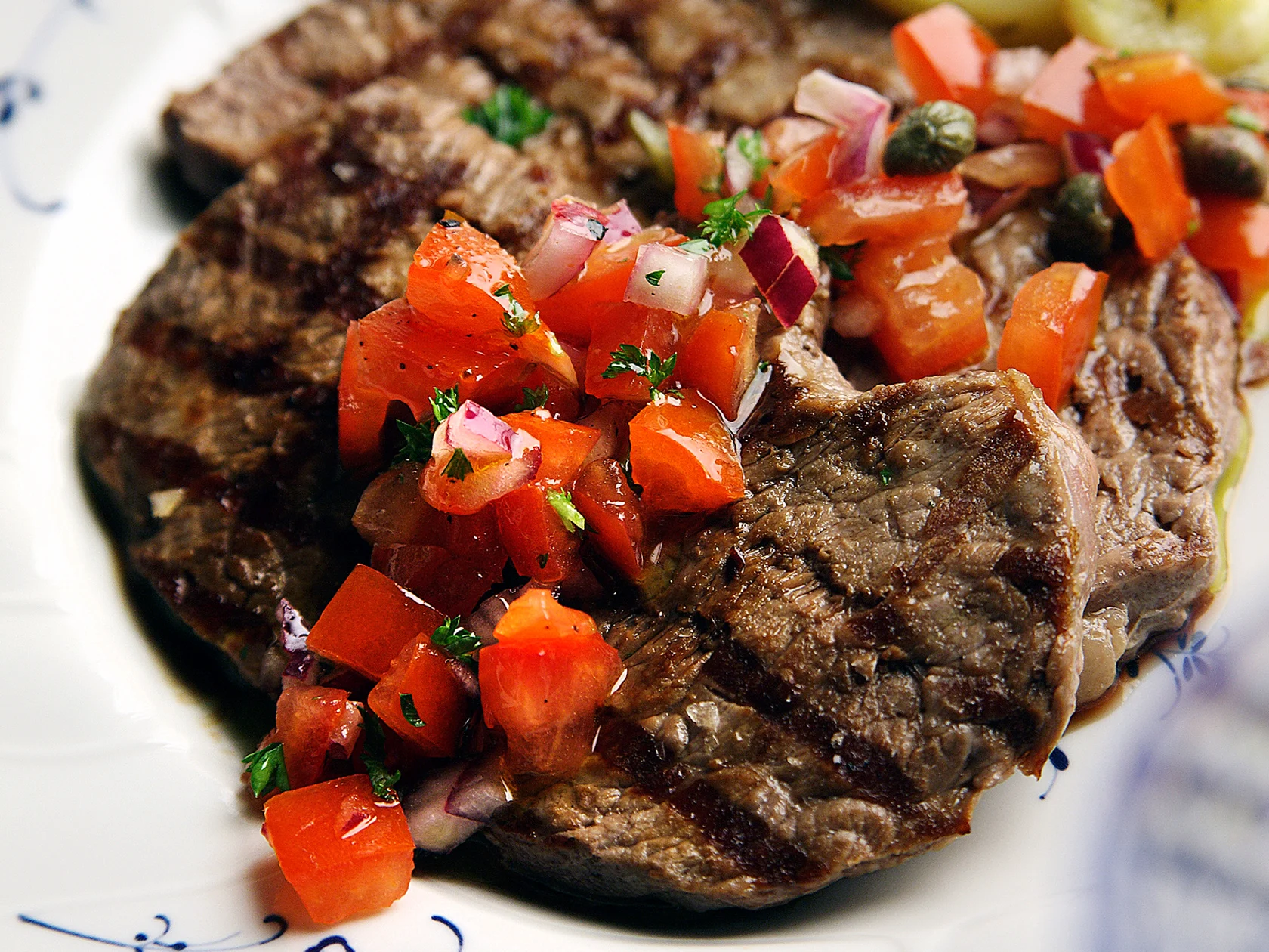 Grillatut pihvit ja tomaatti-kapriskastike