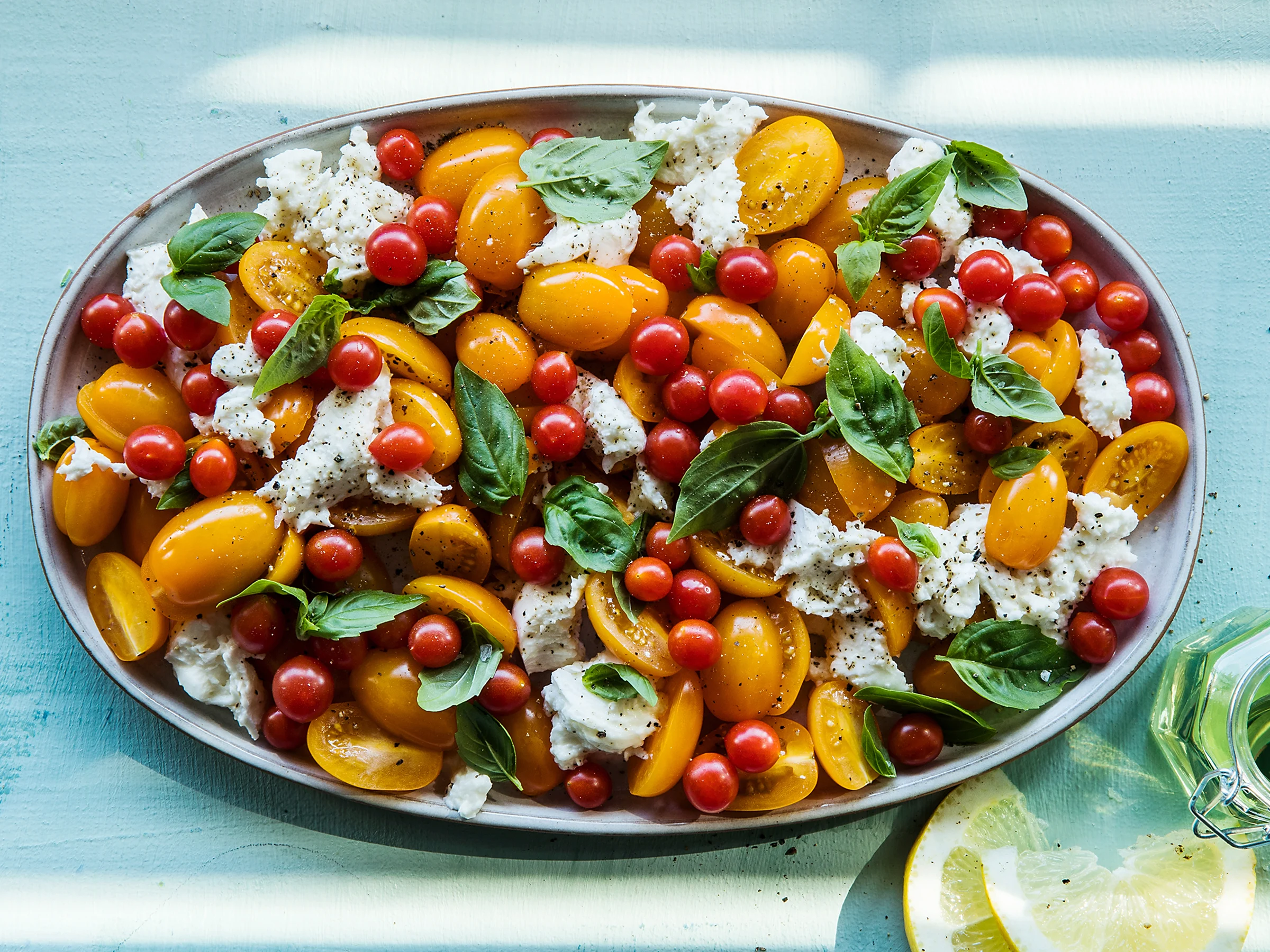 Helmitomaatti-mozzarellasalaatti