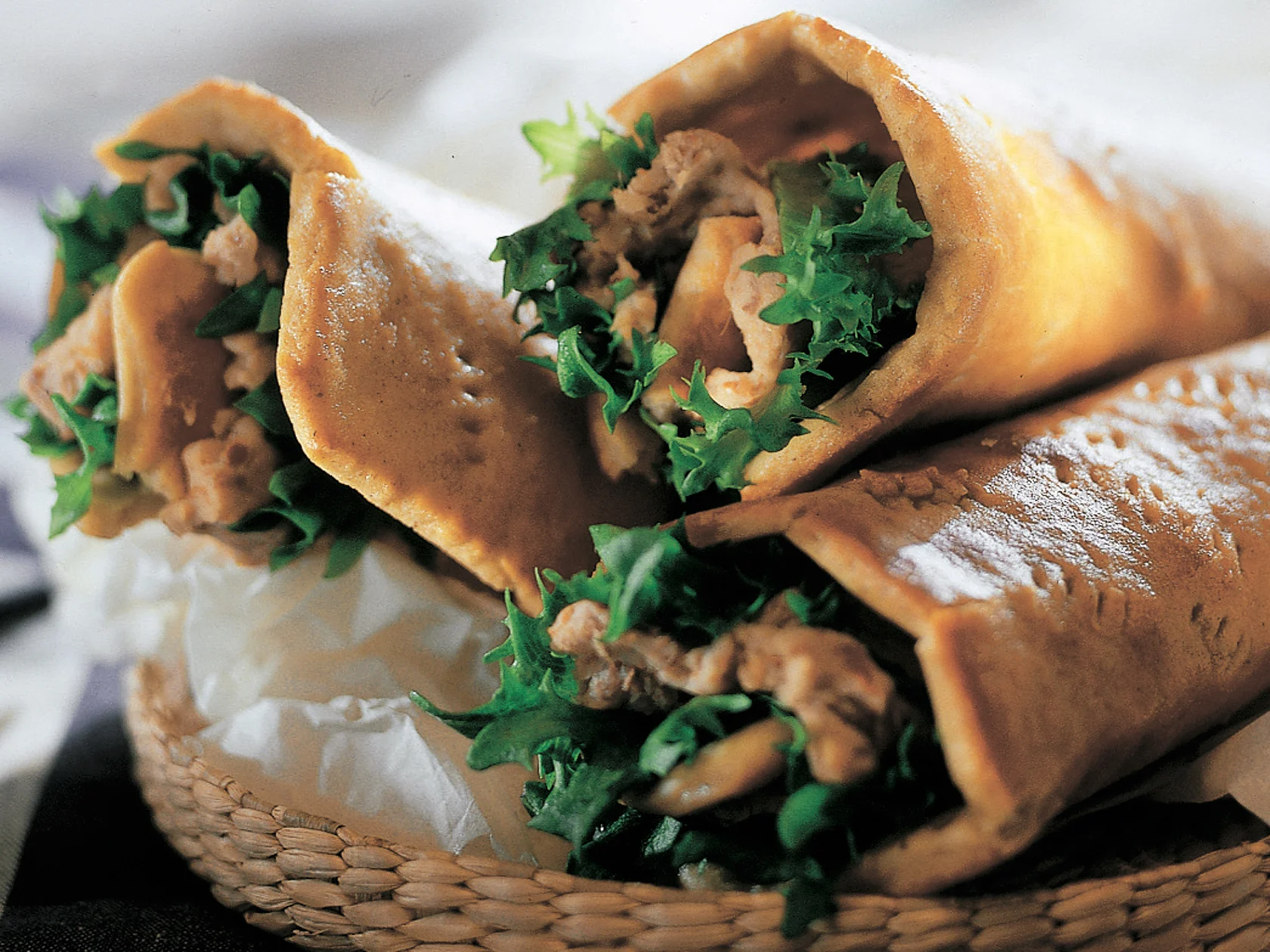 Kylmäsavuporolla täytetyt rieskarullat