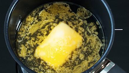 Kiehauta vesi ja rasva kattilassa. Nosta kattila syrjään.