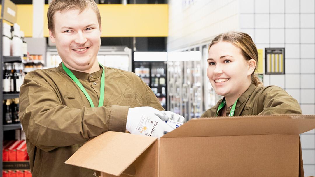 Kesätyöntekijä Joonas Fali työn touhussa ohjaajansa Loviisa Kalliokosken kanssa.