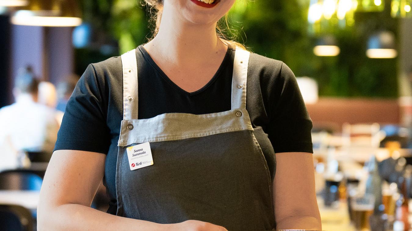 Ravintolatoimen päällikkö Sanna Summala tarjoilee ruokaa