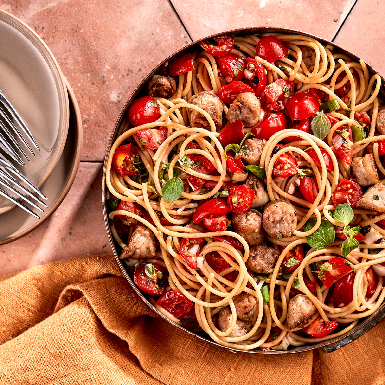 Makkara-tuoretomaattipasta