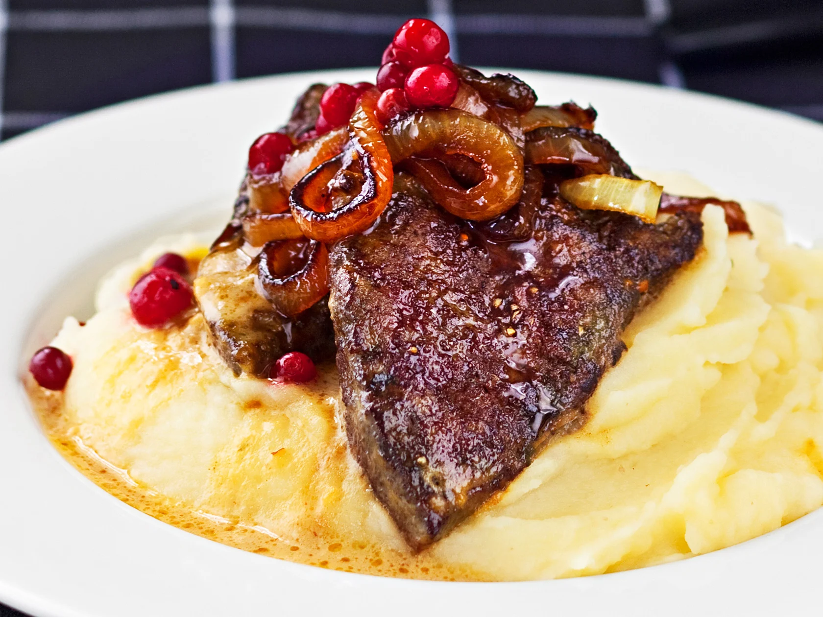 Paistettua maksaa saksalaiseen tyyliin