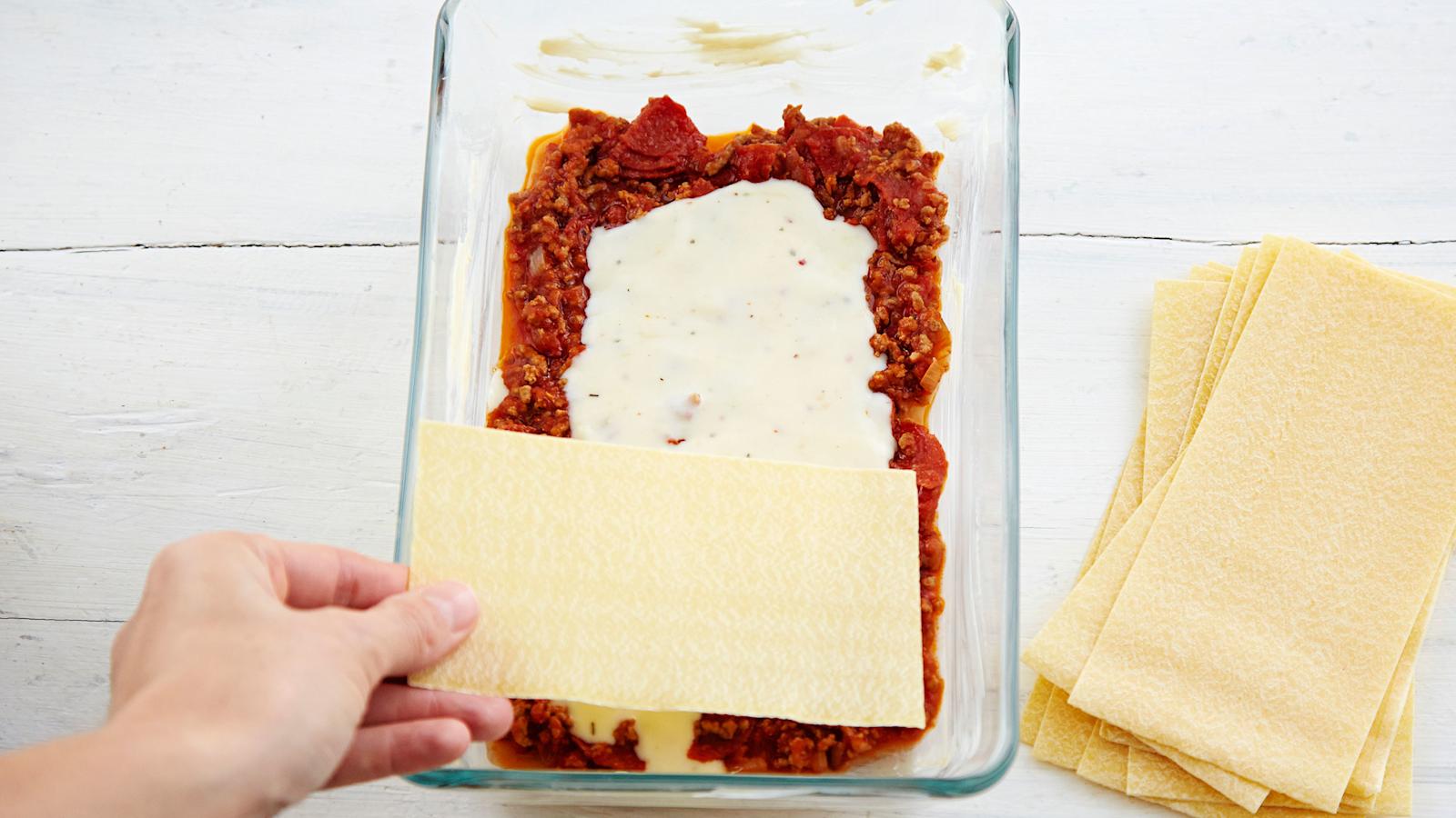 Aseta päälle 3 lasagnelevyä. Toista kaksi samanlaista kerrosta.