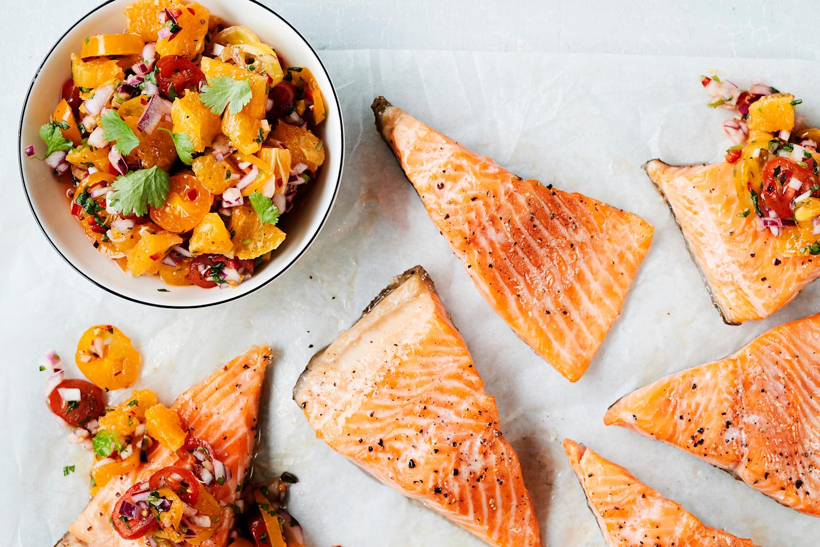 Paistettu lohi ja mandariinisalsa
