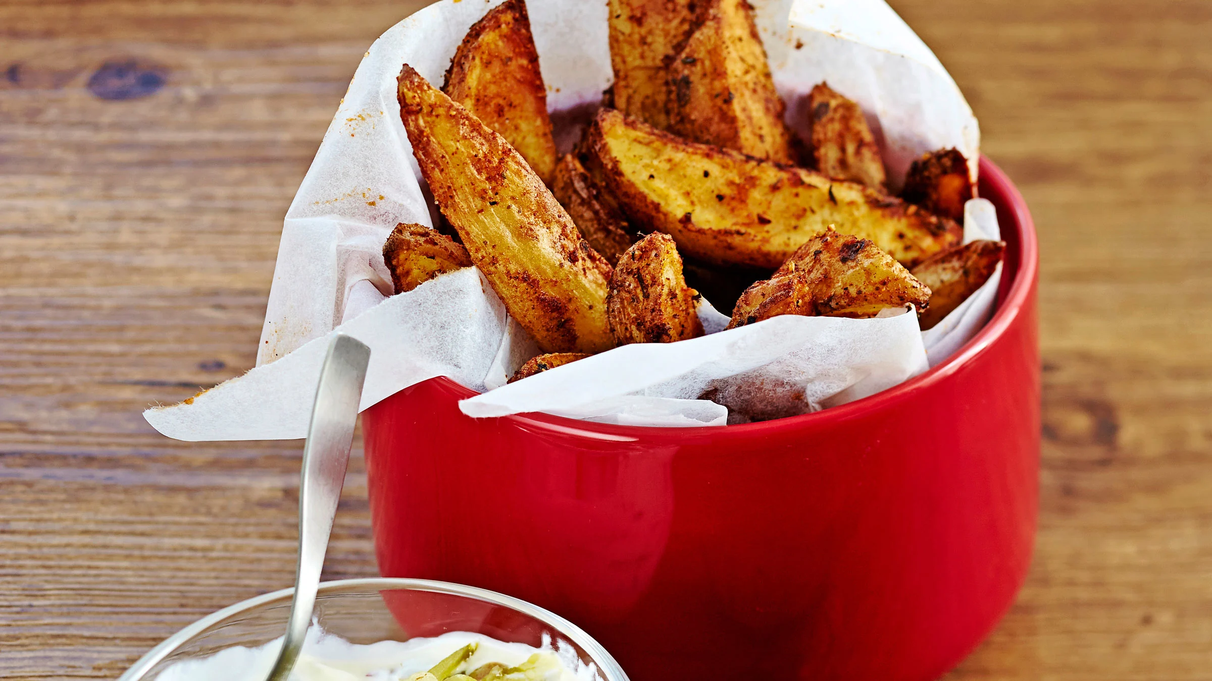 Cajunmaustetut lohkoperunat ja omenatsatsiki