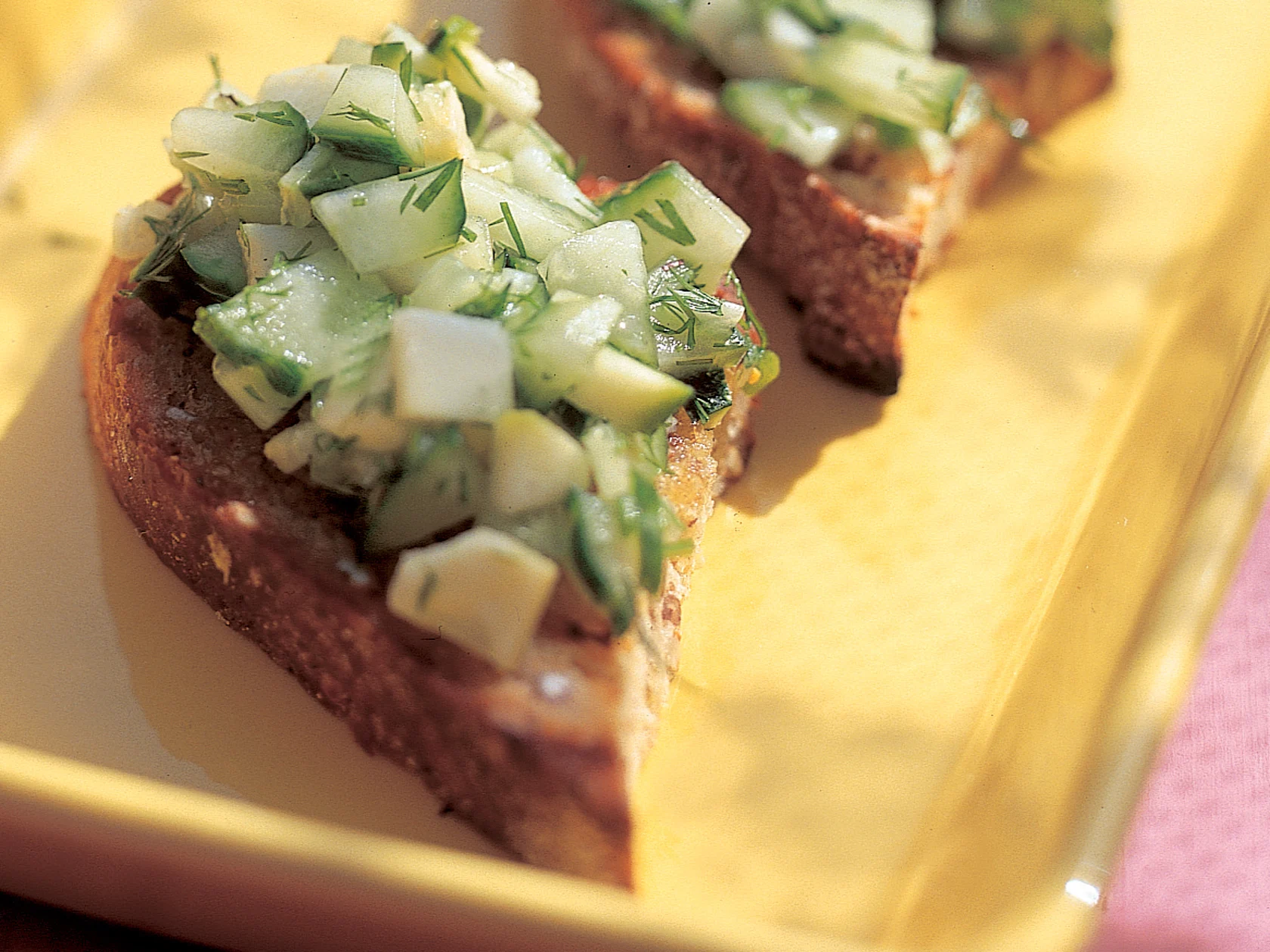 Kurkku-kesäkurpitsabruschetat