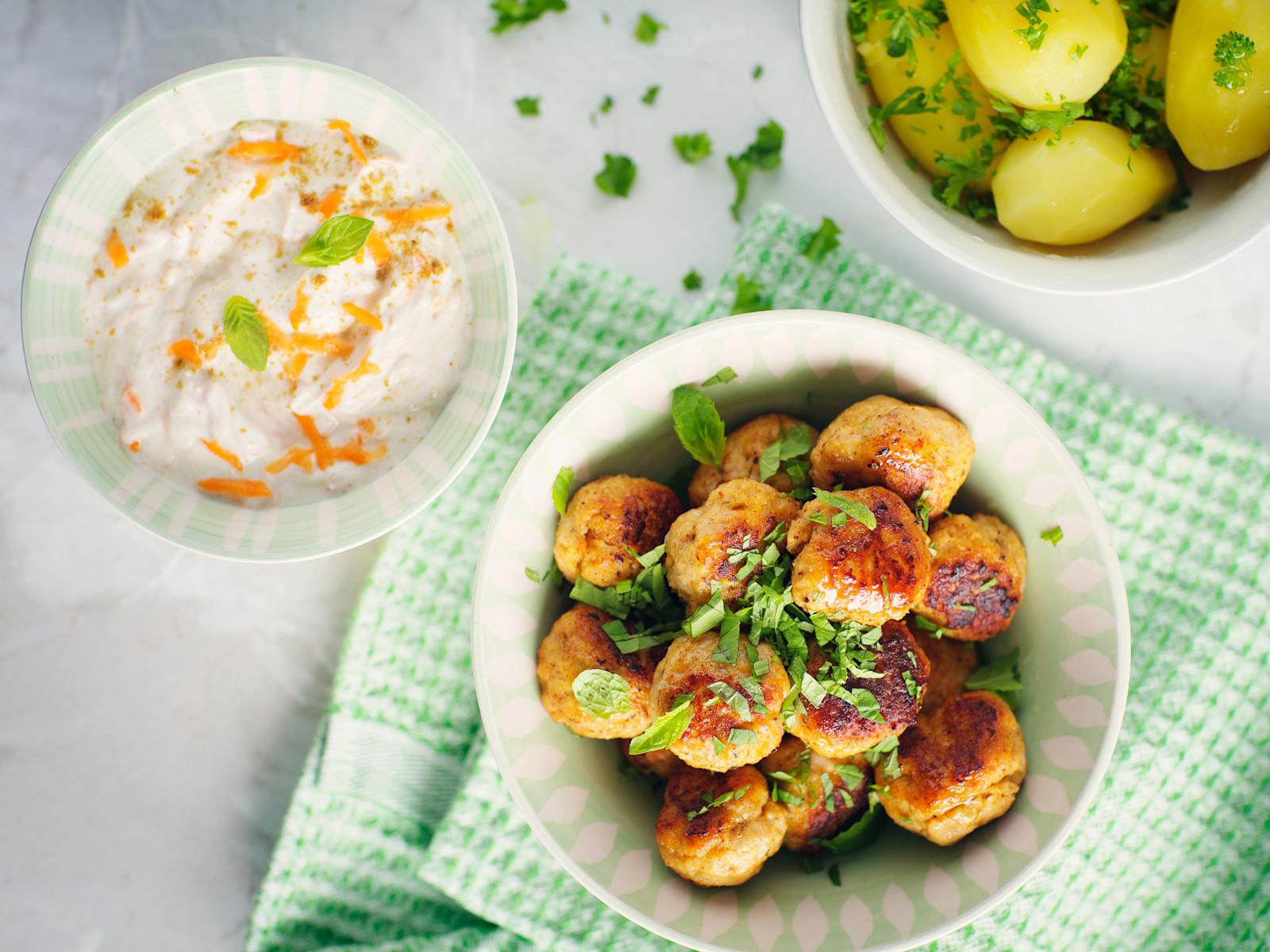 Sitruunaiset broileripyörykät ja porkkanaraita