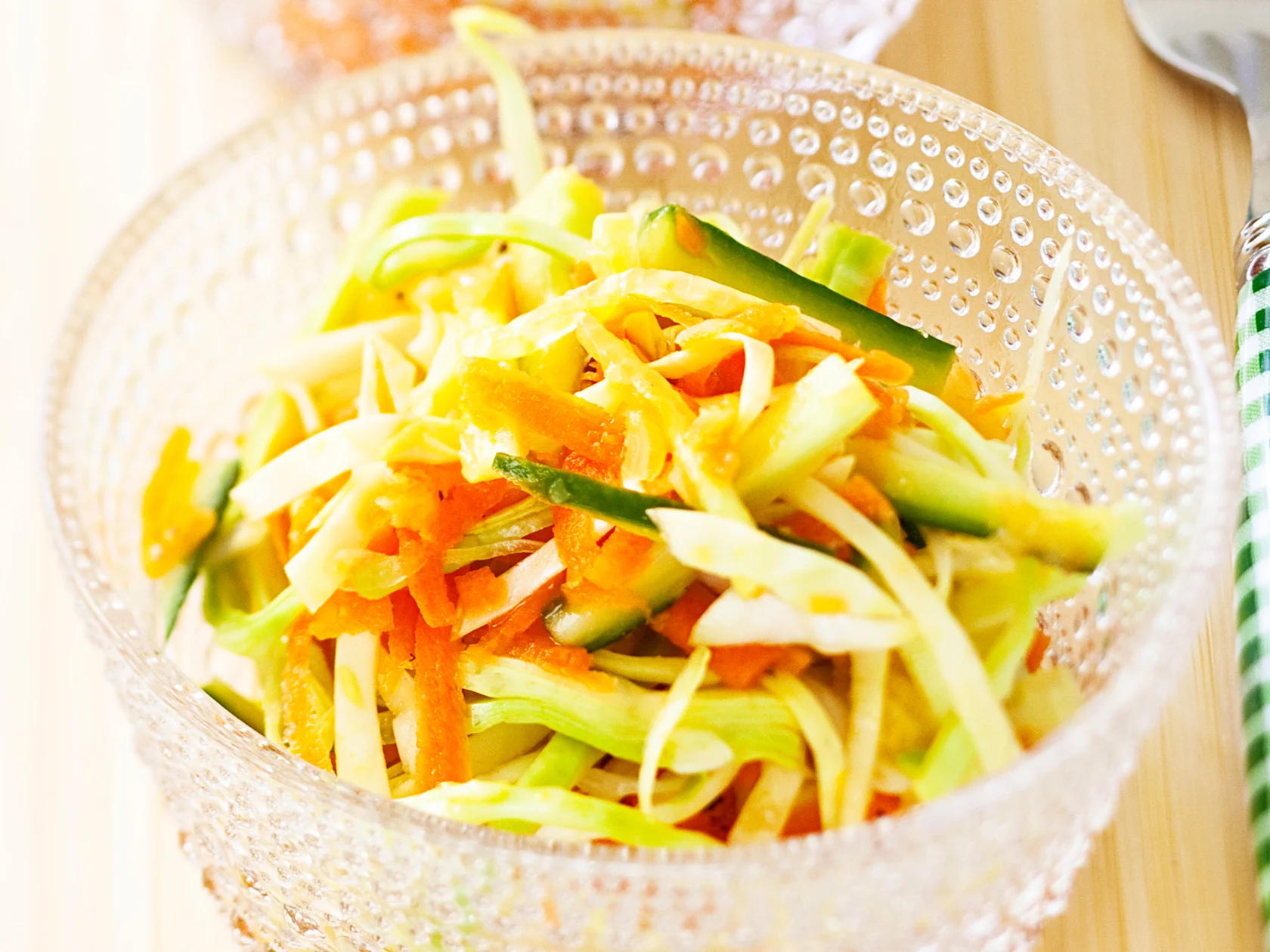 Keskikesän kaalisalaatti