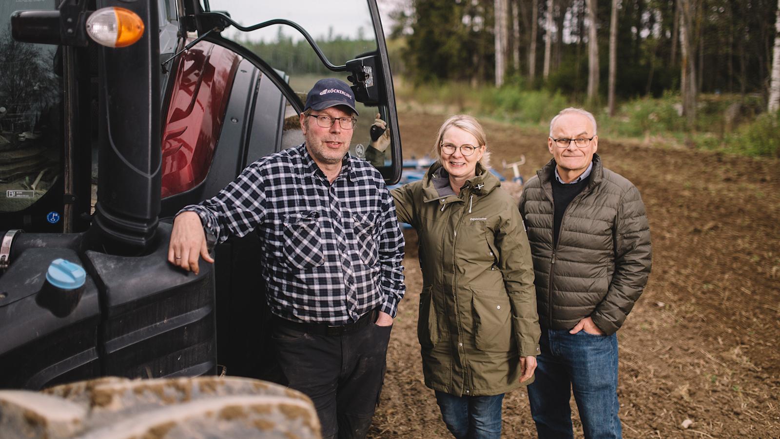 Markus Eerola vastaa Knehtilän tilan peltojen viljelystä. Hänelle ekologisuus on intohimo. Minna Sakki-Eerola ja Petri Uusitalo työskentelevät pelloilta kehitettyjen tuotteiden parissa.